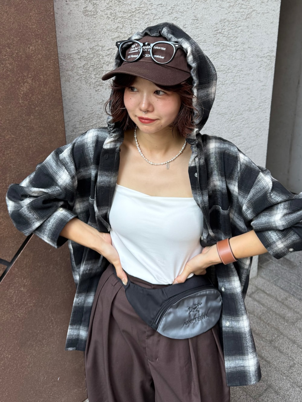 ブラック系のシャツ/ブラウス、ブラウン系のスラックス、ブラック系のスニーカーを着用したレディースの夏コーディネートの4枚目の写真
