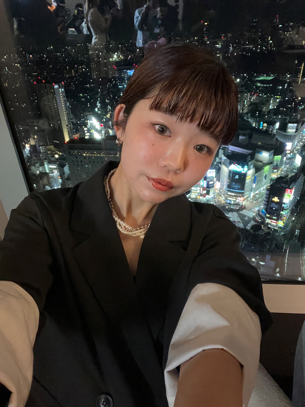 ブルー系のバッグ、ホワイト系のその他パンツ、ブラック系のパンプスを着用したレディースの春コーディネートの4枚目の写真