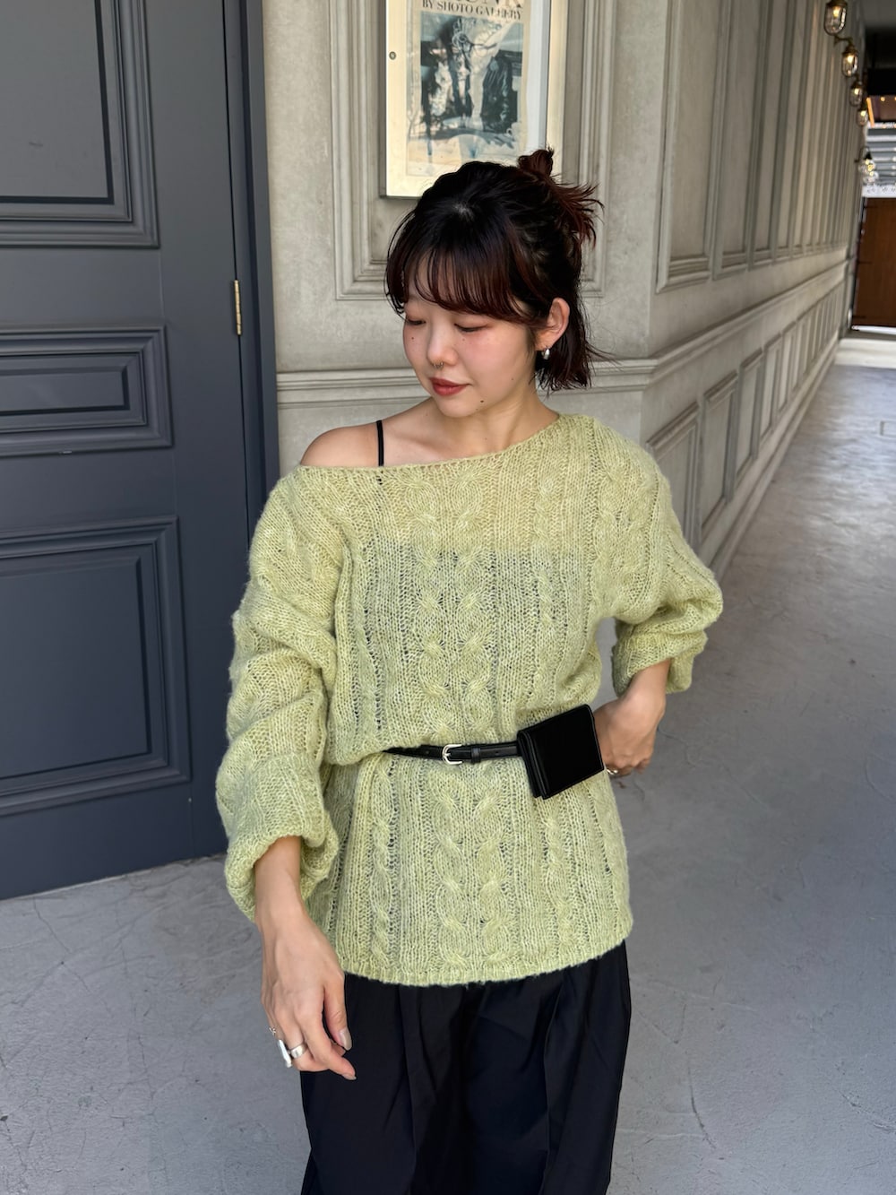 「休日スタイル、韓国ファッション、きれいめカジュアル、シンプルコーデ、秋服準備はじめました、スラックス、レイヤードスタイル、カラーコーデ、ワンショルダー、シアートップス、パンツスタイル、キレイめカジュアル、tipコーデ、tiptop_pocket、秋コーデ」｜「tiptopのシアーケーブルBIGニット（ニット/セーター、グリーン系）」を使った、UKIさん（骨格ストレート・レディース・155cm）の夏コーディネートの3枚目の写真