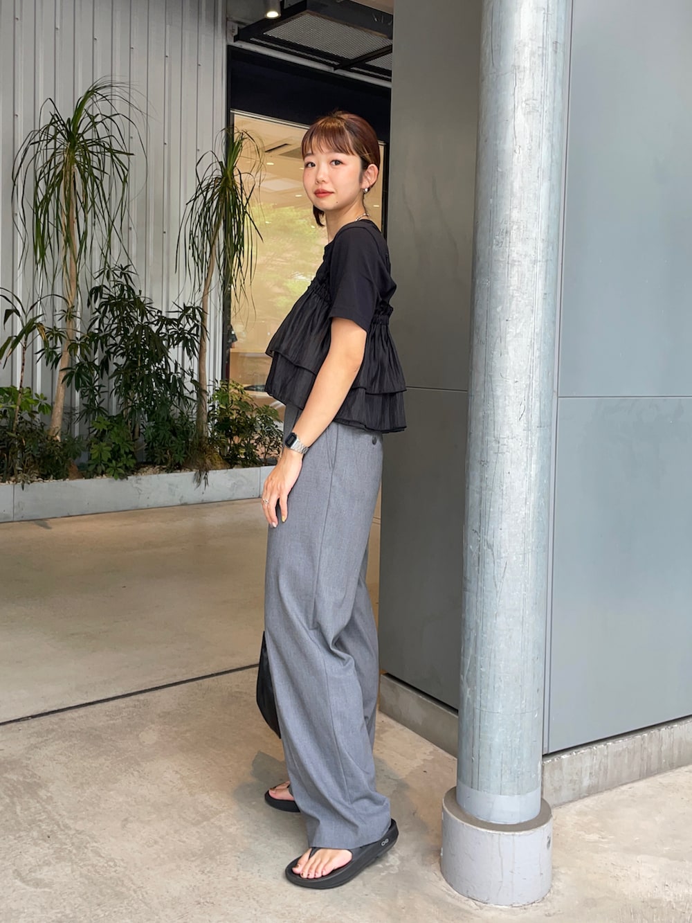 「モノトーン、サンダル、シンプル、休日スタイル、スポーツミックス、きれいめカジュアル、夏コーデ、低身長、骨格ウェーブ、プチプラ、レイヤードスタイル、ビスチェ、ブラックコーデ、フリル」｜「tiptopのシアー2wayフリルビスチェ（キャミソール、ブラック系）」を使った、UKIさん（レディース・155cm）の夏コーディネートの3枚目の写真