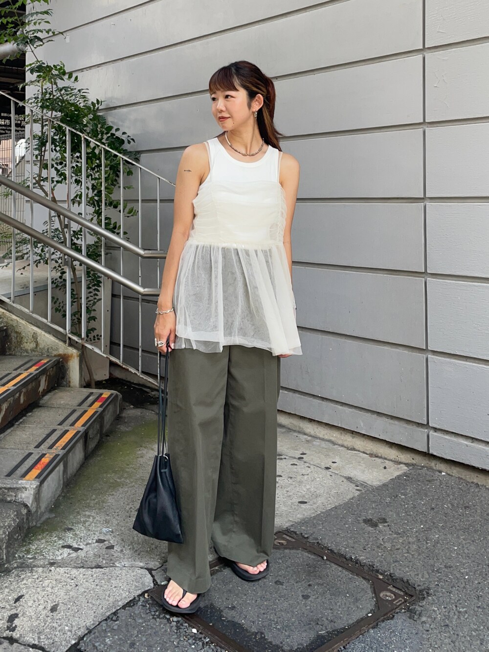 「レイヤードスタイル、スポーツミックス、プチプラ、夏コーデ、アツいコーデ全部見せ、休日スタイル、サンダル、きれいめカジュアル、ビスチェ、シンプル、低身長女子、骨格ウェーブ」｜「RANANのラメチュールビスチェ（キャミソール、ホワイト系）」を使った、UKIさん（レディース・155cm）の夏コーディネートの2枚目の写真