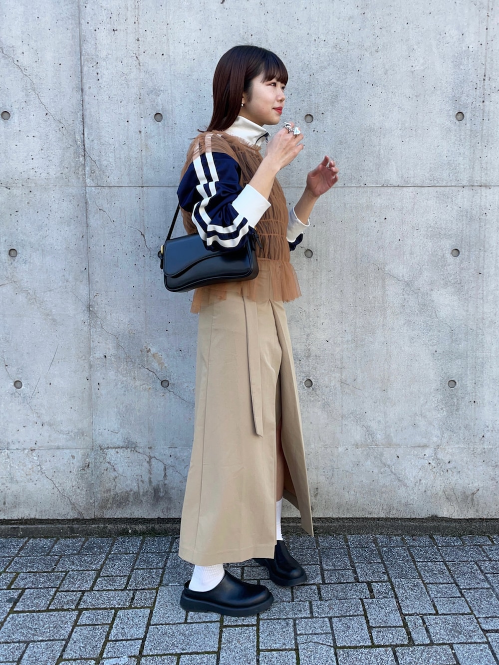 ブルー系のジャージ、ブラウン系のTシャツ/カットソー、ブラック系のパンプスを着用したレディースの春コーディネートの3枚目の写真