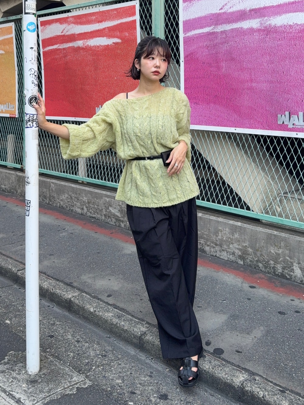 「休日スタイル、韓国ファッション、きれいめカジュアル、シンプルコーデ、秋服準備はじめました、スラックス、レイヤードスタイル、カラーコーデ、ワンショルダー、シアートップス、パンツスタイル、キレイめカジュアル、tipコーデ、tiptop_pocket、秋コーデ」｜「tiptopのシアーケーブルBIGニット（ニット/セーター、グリーン系）」を使った、UKIさん（骨格ストレート・レディース・155cm）の夏コーディネートの2枚目の写真