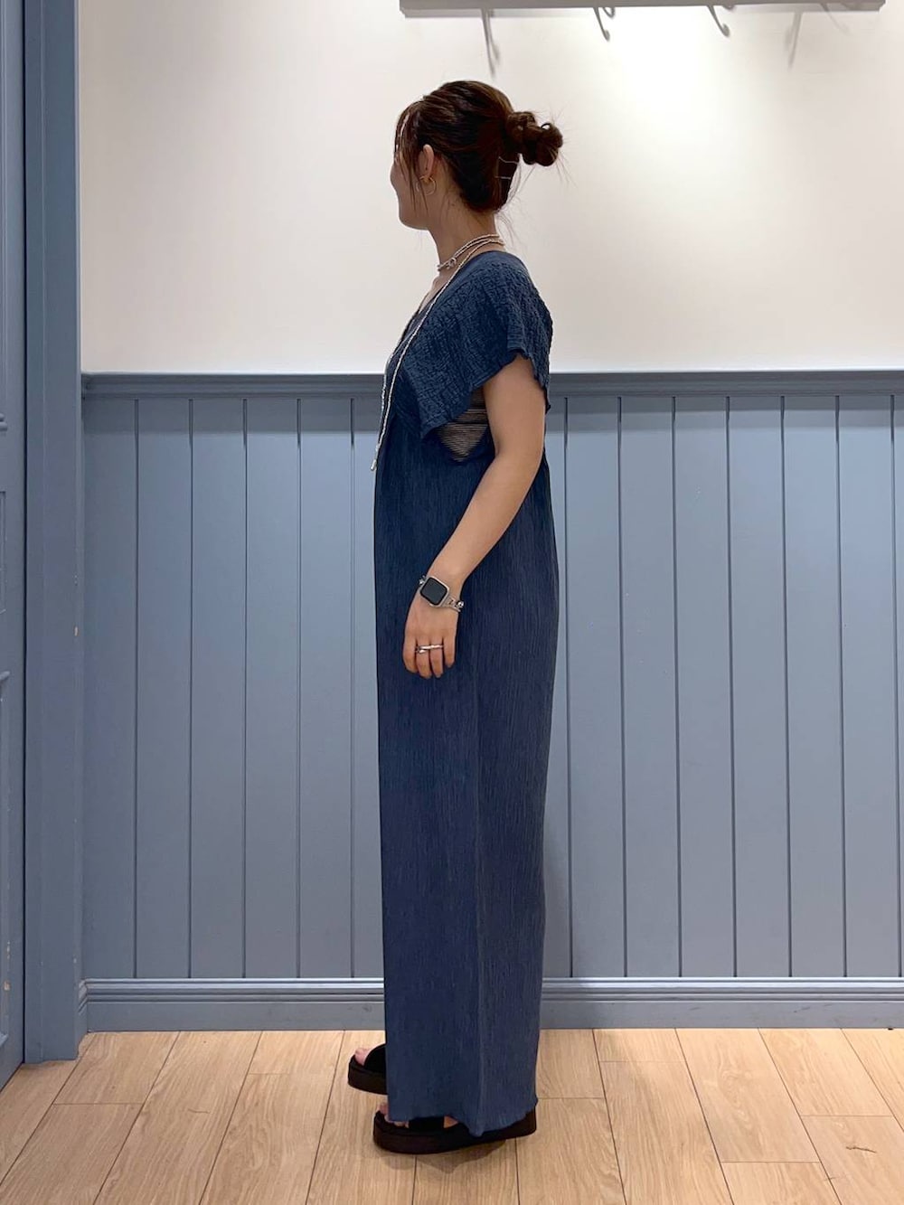 その他のTシャツ/カットソー、ブラック系のサンダル、ブルー系のサロペット/オーバーオールを着用したレディースの夏コーディネートの3枚目の写真