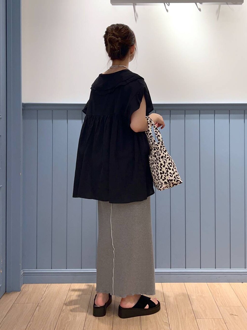 ブラック系のサンダル、その他のショルダーバッグ、ブラック系のシャツ/ブラウスを着用したレディースの夏コーディネートの4枚目の写真