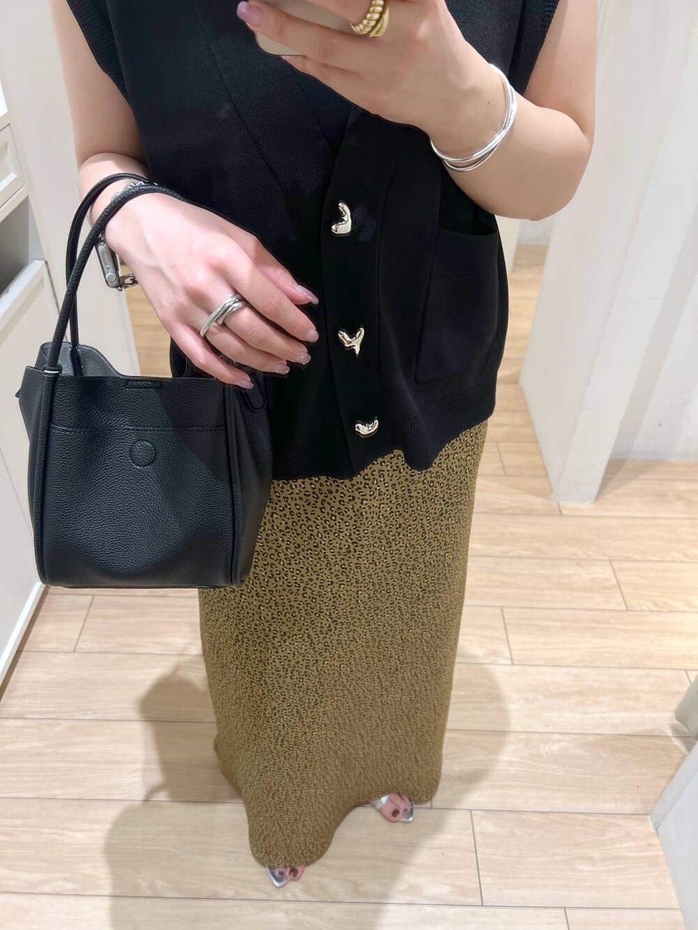 シルバー系のサンダル、その他のスカート、ブラック系のショルダーバッグを着用したレディースの夏コーディネートの7枚目の写真