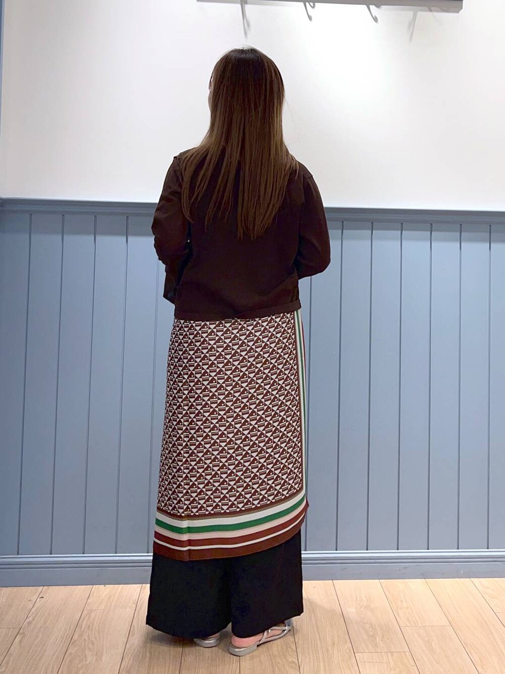 シルバー系のサンダル、ブラック系のその他パンツ、ブラウン系のカーディガン/ボレロを着用したレディースの秋コーディネートの4枚目の写真