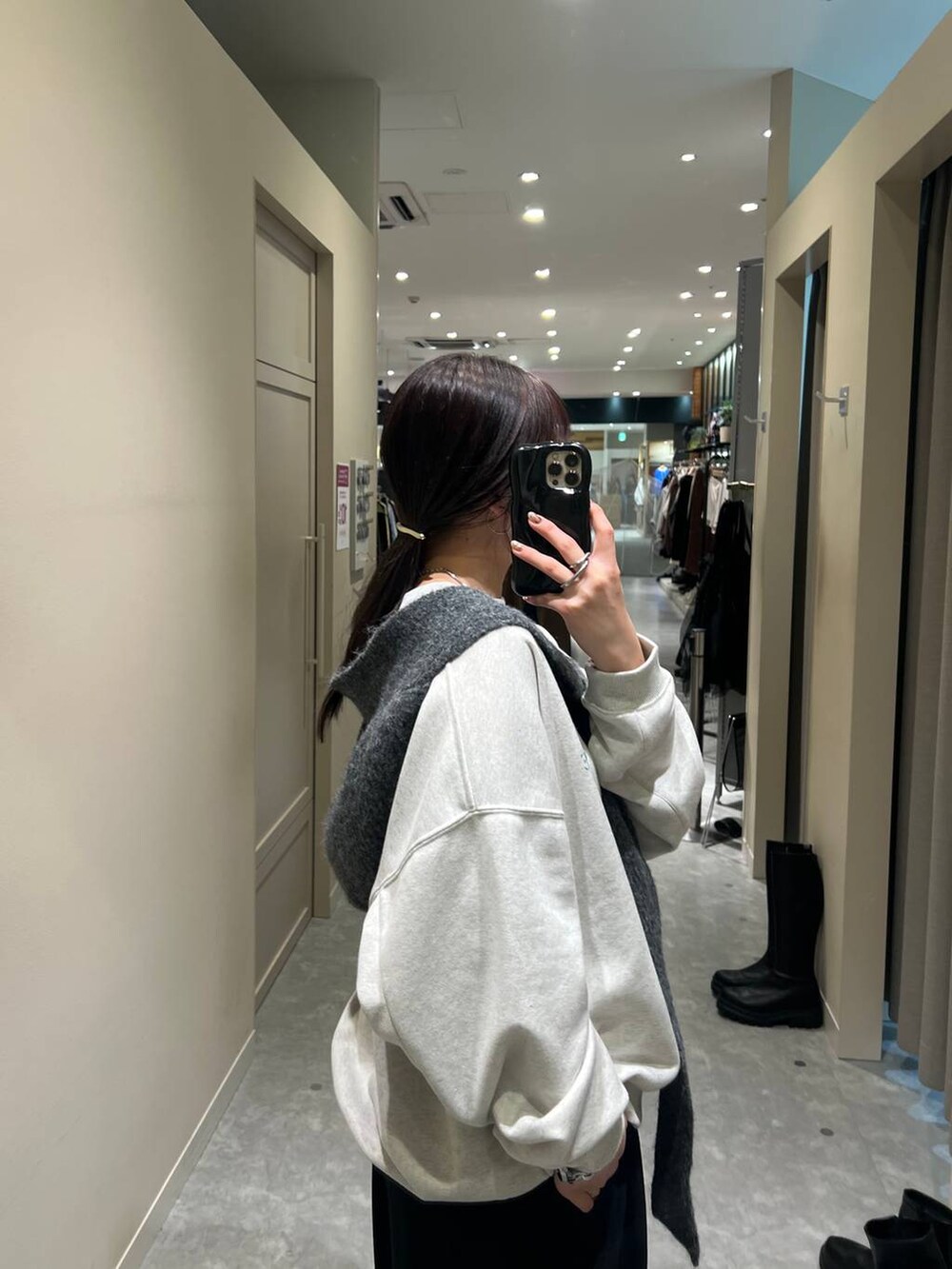 グレー系のスウェット、グレー系のマフラーを着用したレディースの秋コーディネートの5枚目の写真