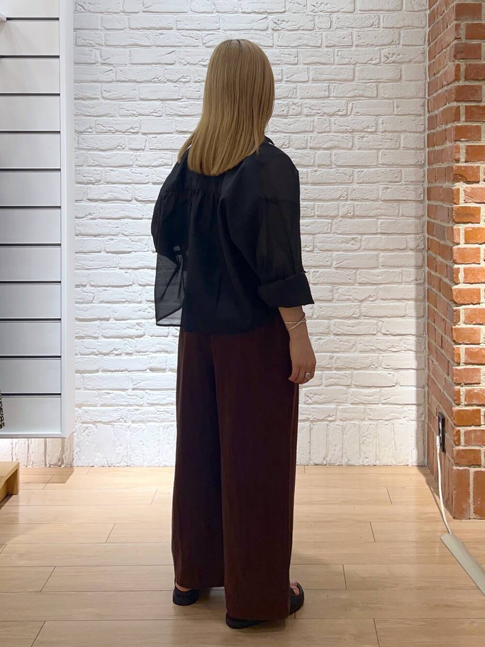 ブラウン系のサロペット/オーバーオール、ホワイト系のTシャツ/カットソー、ブラック系のシャツ/ブラウスを着用したレディースの夏コーディネートの3枚目の写真