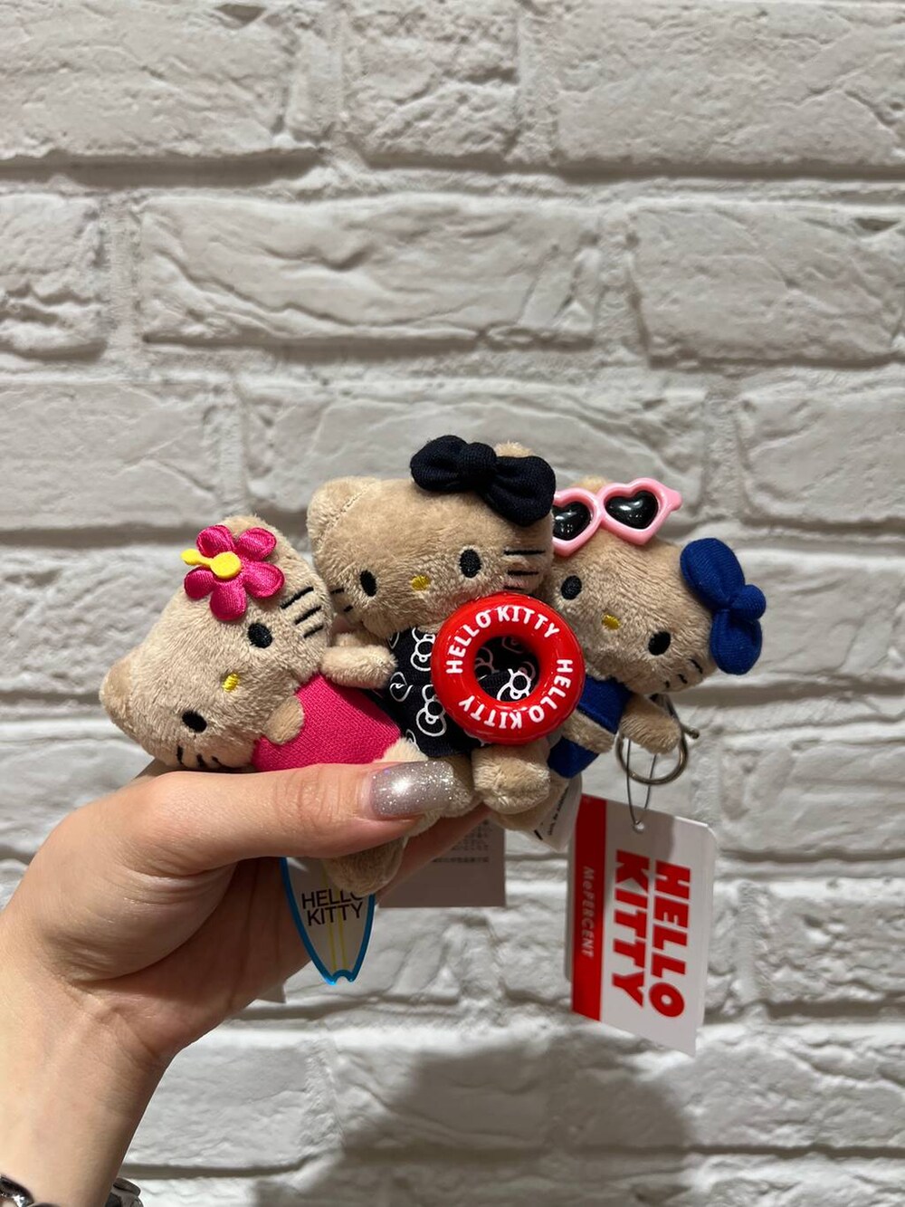 ブラウン系のボストンバッグを着用したレディースの夏コーディネートの2枚目の写真