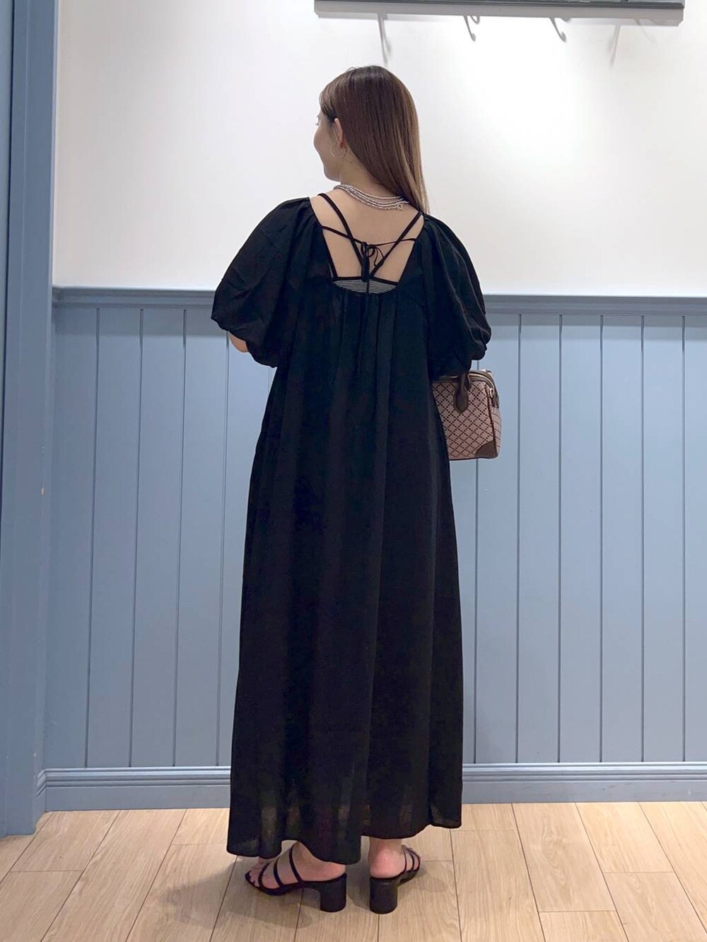 ブラック系のサンダル、その他のショルダーバッグ、ブラック系のワンピースを着用したレディースの夏コーディネートの3枚目の写真