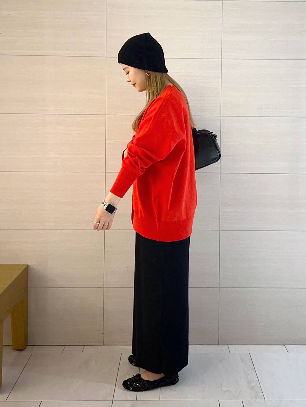 その他のTシャツ/カットソー、ブラック系のバレエシューズ、ブラック系のスカートを着用したレディースの春コーディネートの3枚目の写真