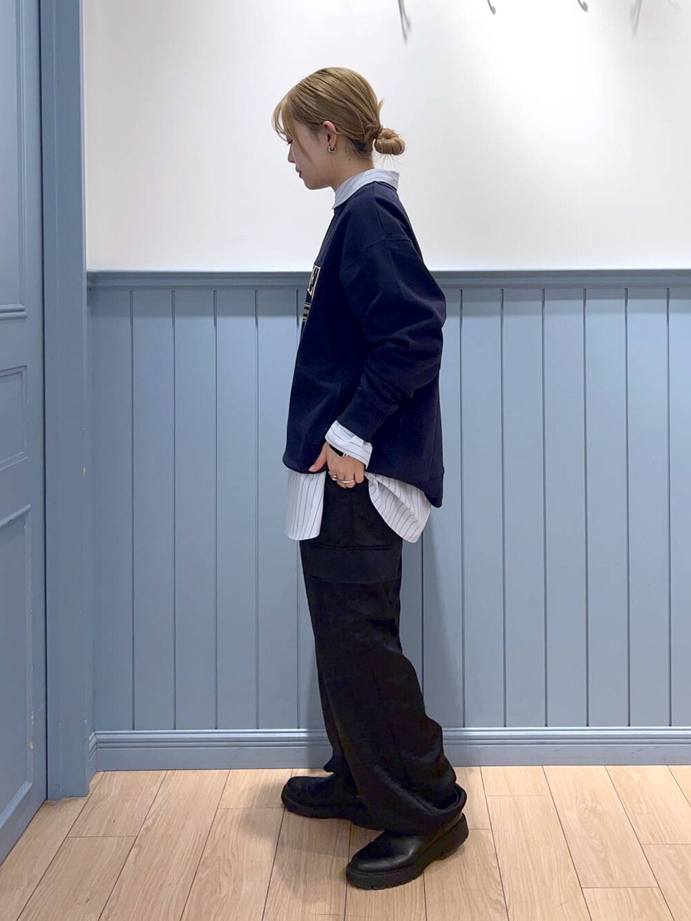 ブラック系のブーツ、ブラック系のカーゴパンツ、ブルー系のスウェットを着用したレディースの冬コーディネートの3枚目の写真