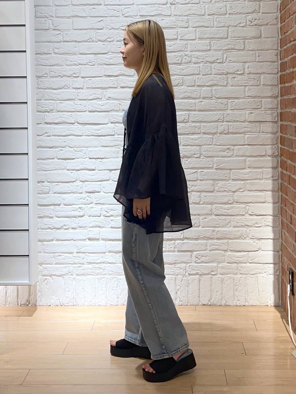 ブラック系のサンダル、ブルー系のデニムパンツ、グレー系のシャツ/ブラウスを着用したレディースの夏コーディネートの3枚目の写真