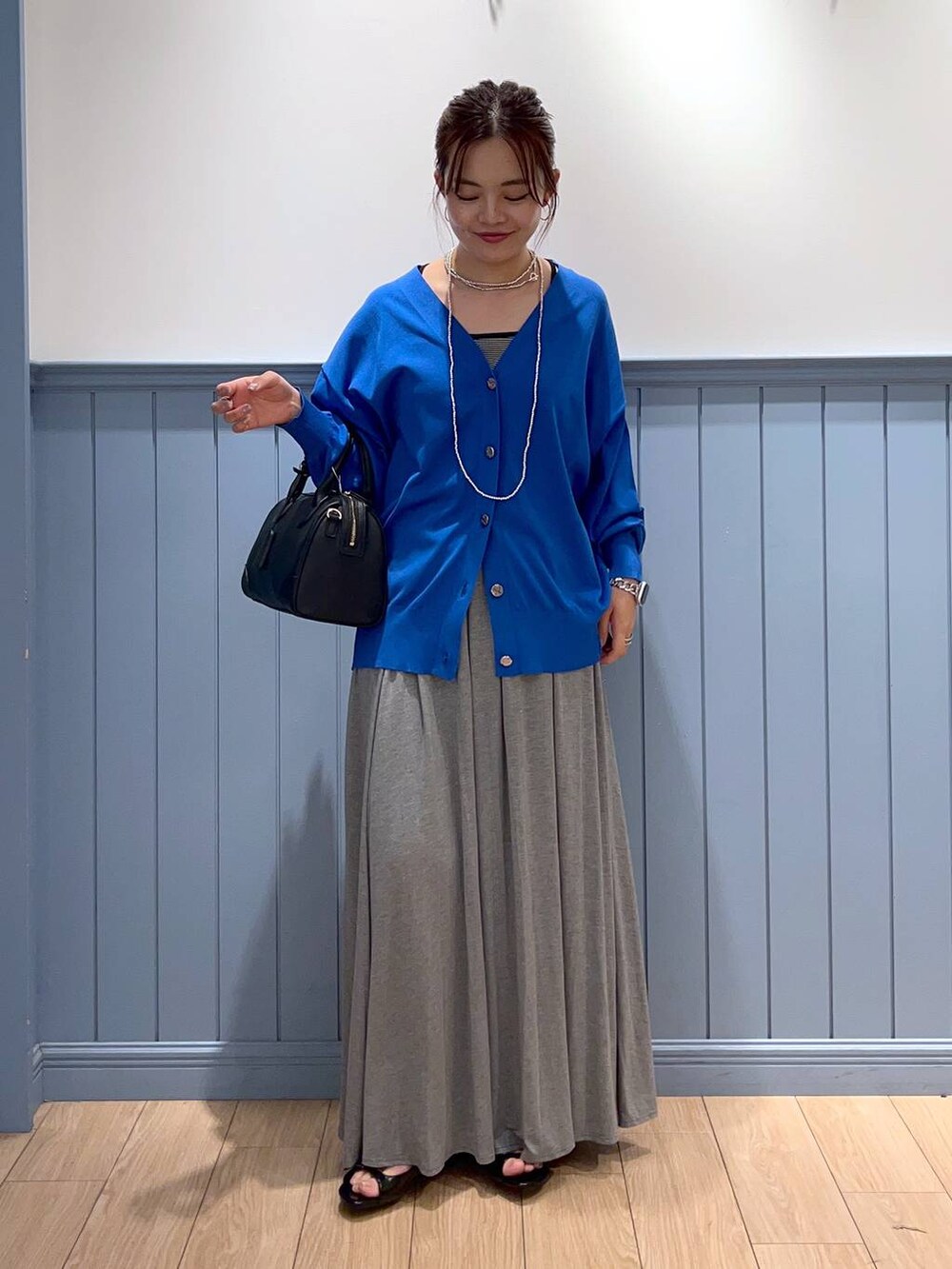 ブラック系のサンダル、ブルー系のカーディガン/ボレロ、ブラック系のショルダーバッグを着用したレディースの夏コーディネートの2枚目の写真