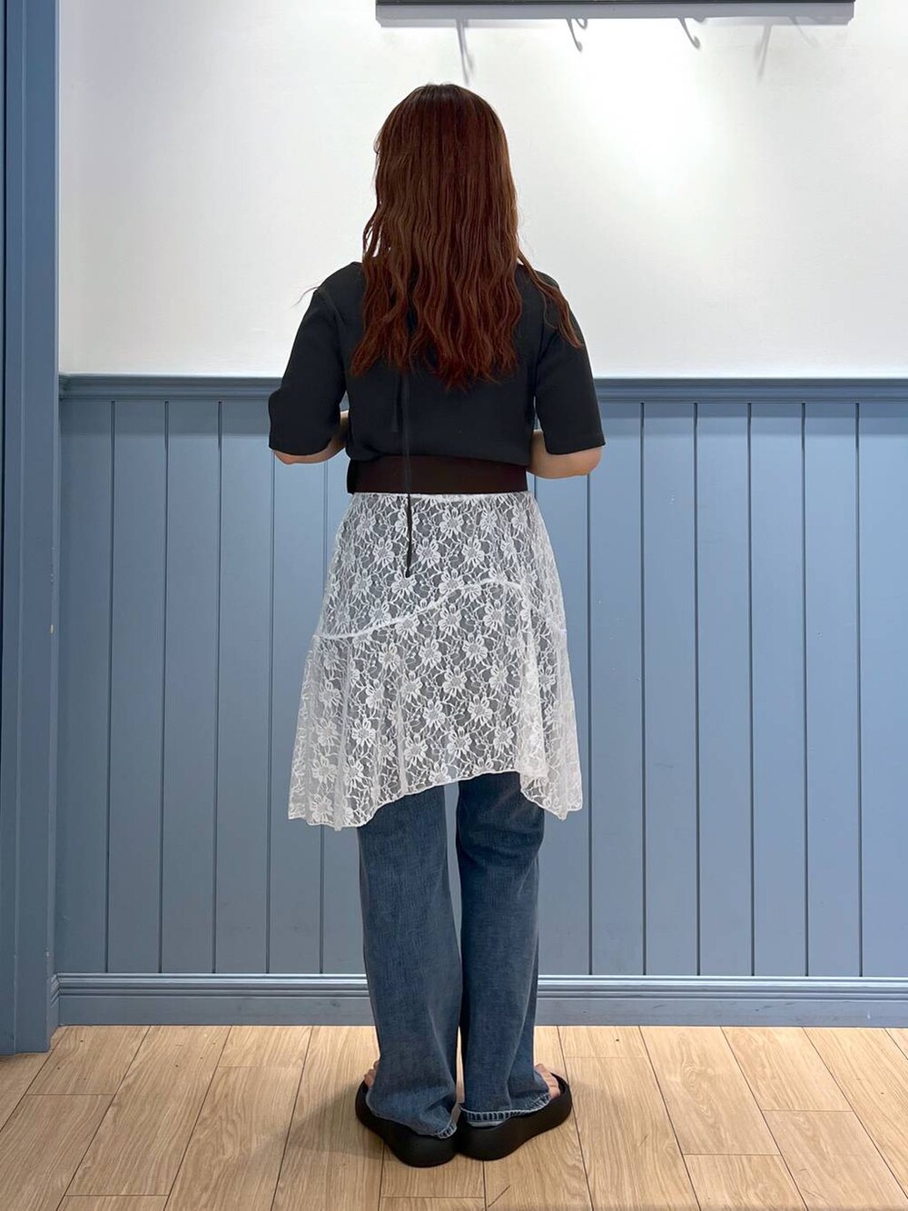 グレー系のTシャツ/カットソー、ホワイト系のスカート、ブルー系のデニムパンツを着用したレディースの夏コーディネートの5枚目の写真