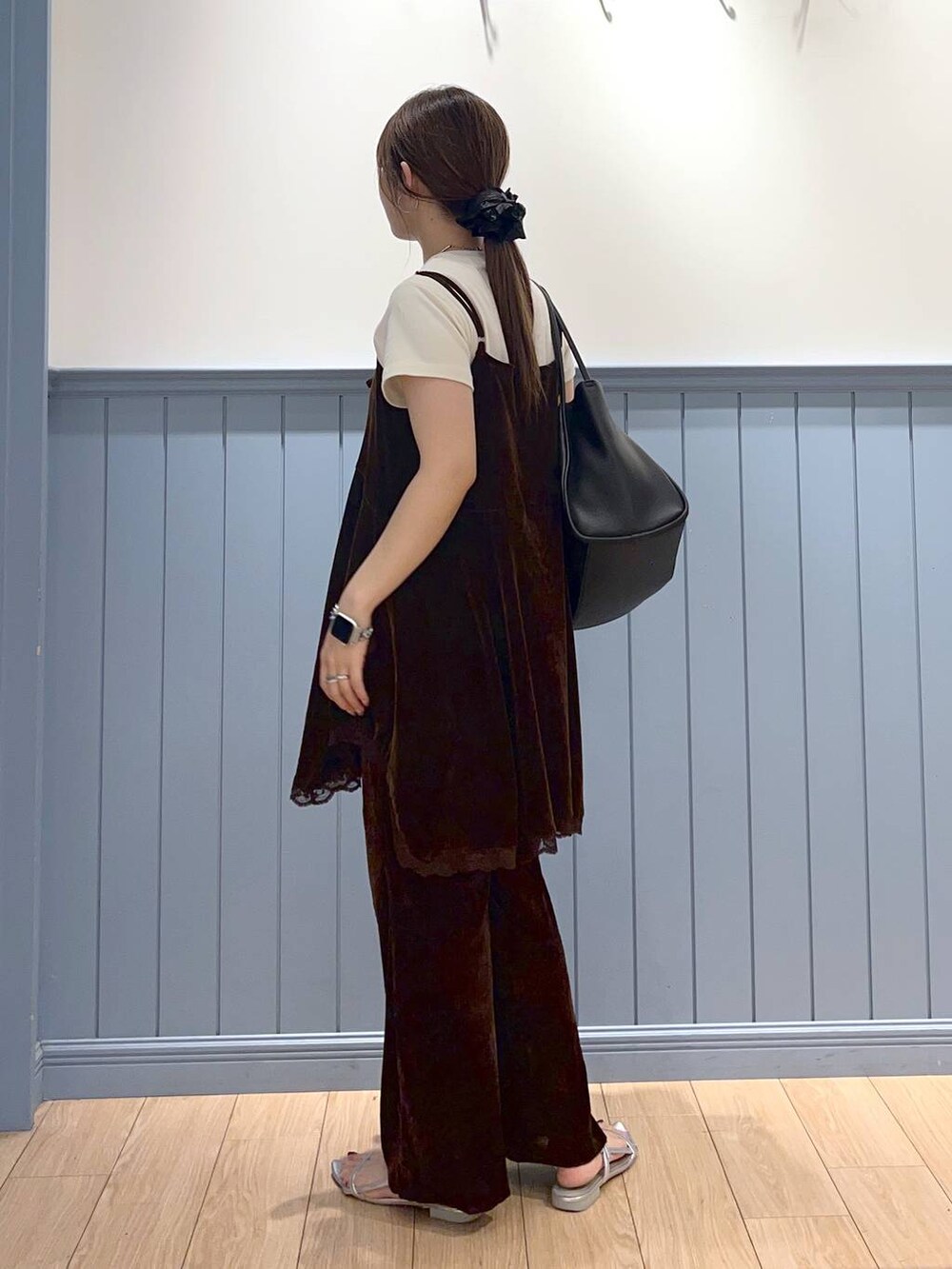 シルバー系のサンダル、ブラウン系のTシャツ/カットソー、ブラウン系のその他パンツを着用したレディースの夏コーディネートの4枚目の写真