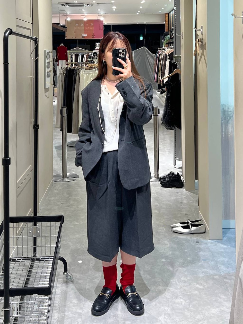 グレー系のテーラードジャケット、グレー系のその他パンツ、ホワイト系のニット/セーターを着用したレディースの秋コーディネートの3枚目の写真