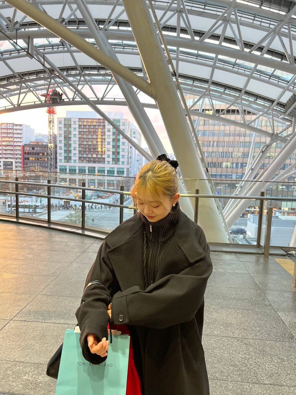 ブラック系のカーディガン/ボレロを着用したレディースの冬コーディネートの2枚目の写真