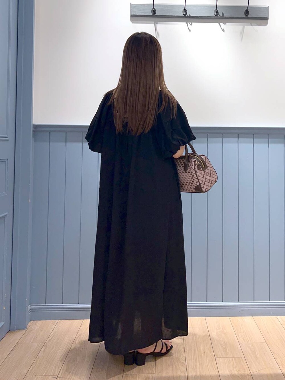 ブラック系のサンダル、その他のショルダーバッグ、ブラック系のワンピースを着用したレディースの夏コーディネートの4枚目の写真