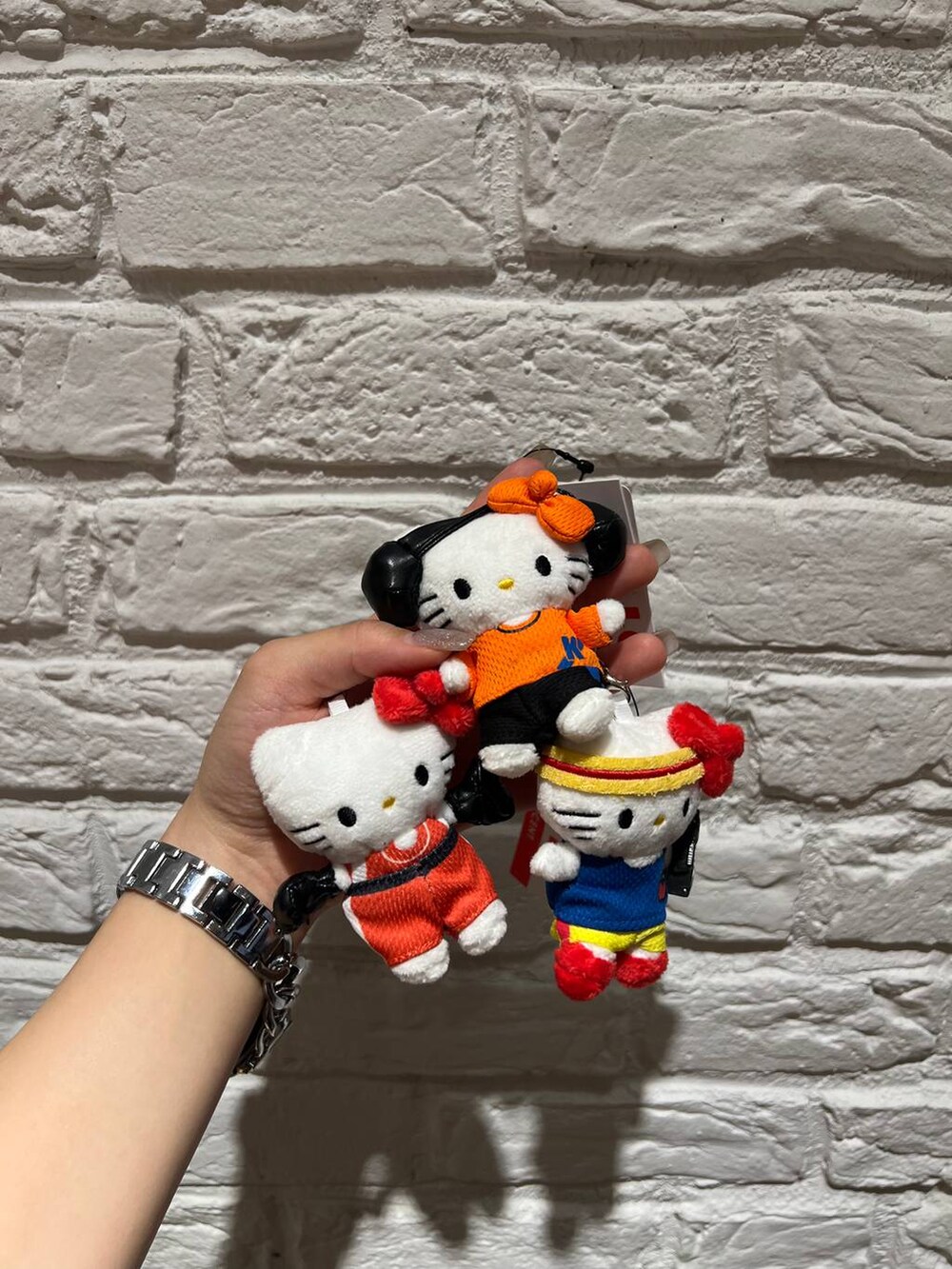 ブラウン系のボストンバッグを着用したレディースの夏コーディネートの7枚目の写真