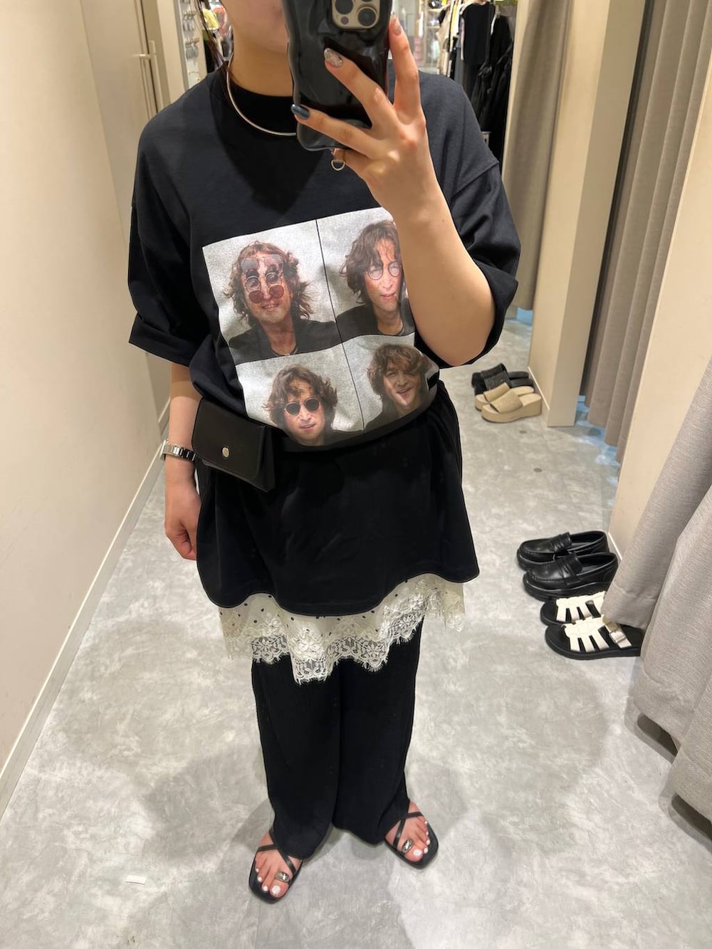 ブラック系のサンダル、ブラック系のその他パンツ、ブラック系のTシャツ/カットソーを着用したレディースの夏コーディネートの3枚目の写真