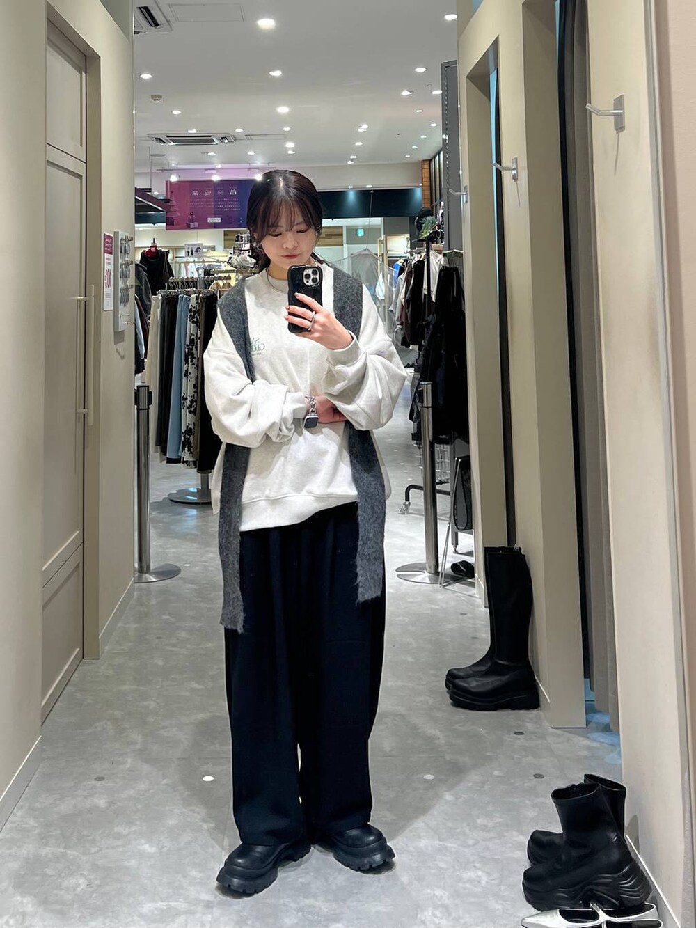 グレー系のスウェット、グレー系のマフラーを着用したレディースの秋コーディネートの4枚目の写真