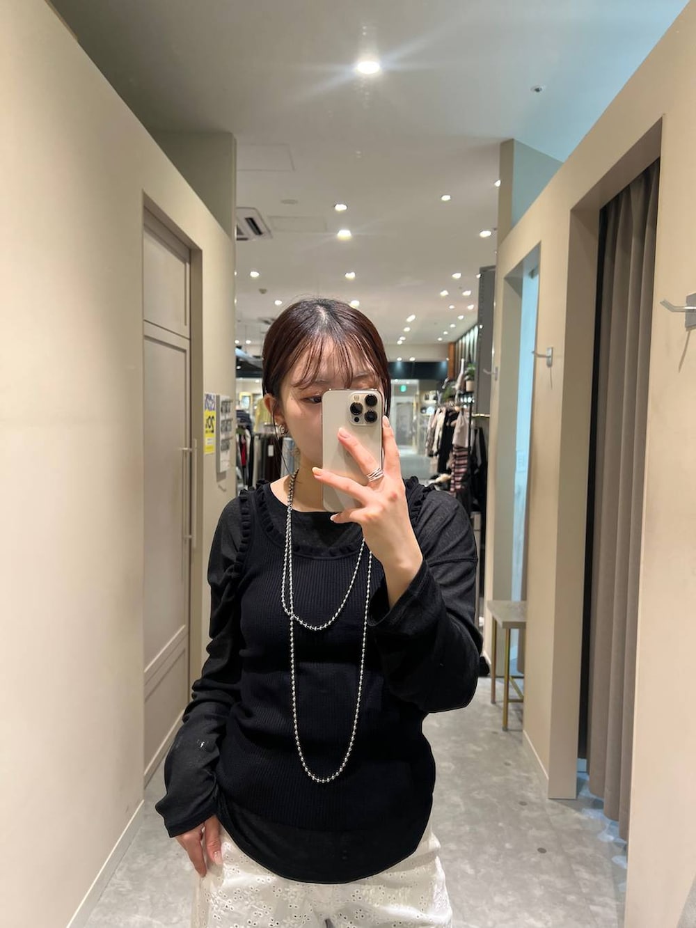 ブラック系のサンダル、ブラック系のTシャツ/カットソー、ブラック系のタンクトップを着用したレディースの春コーディネートの2枚目の写真