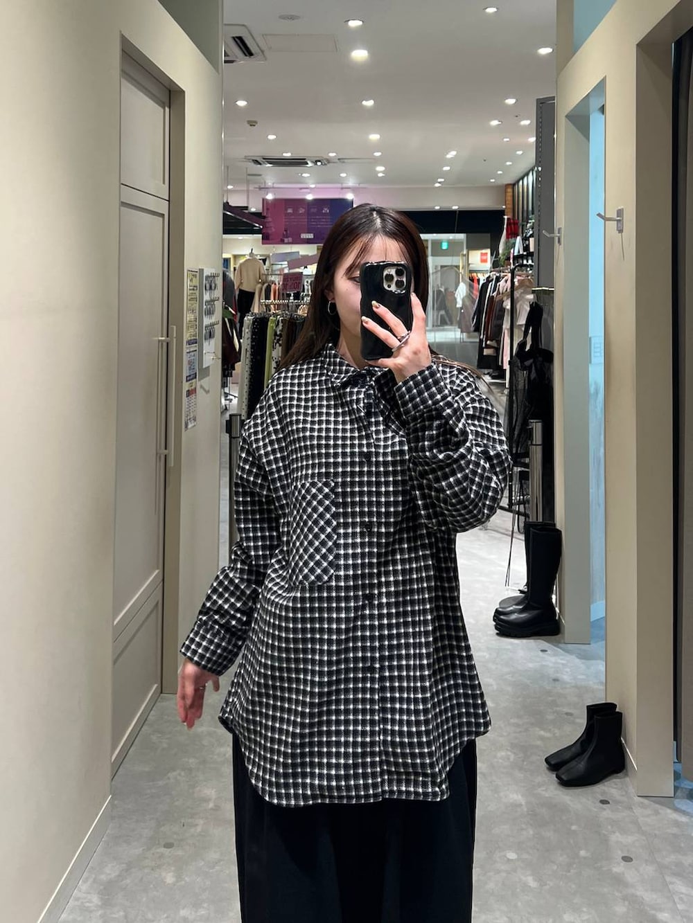 ブラック系のその他パンツ、ブラック系のシャツ/ブラウスを着用したレディースの冬コーディネートの3枚目の写真