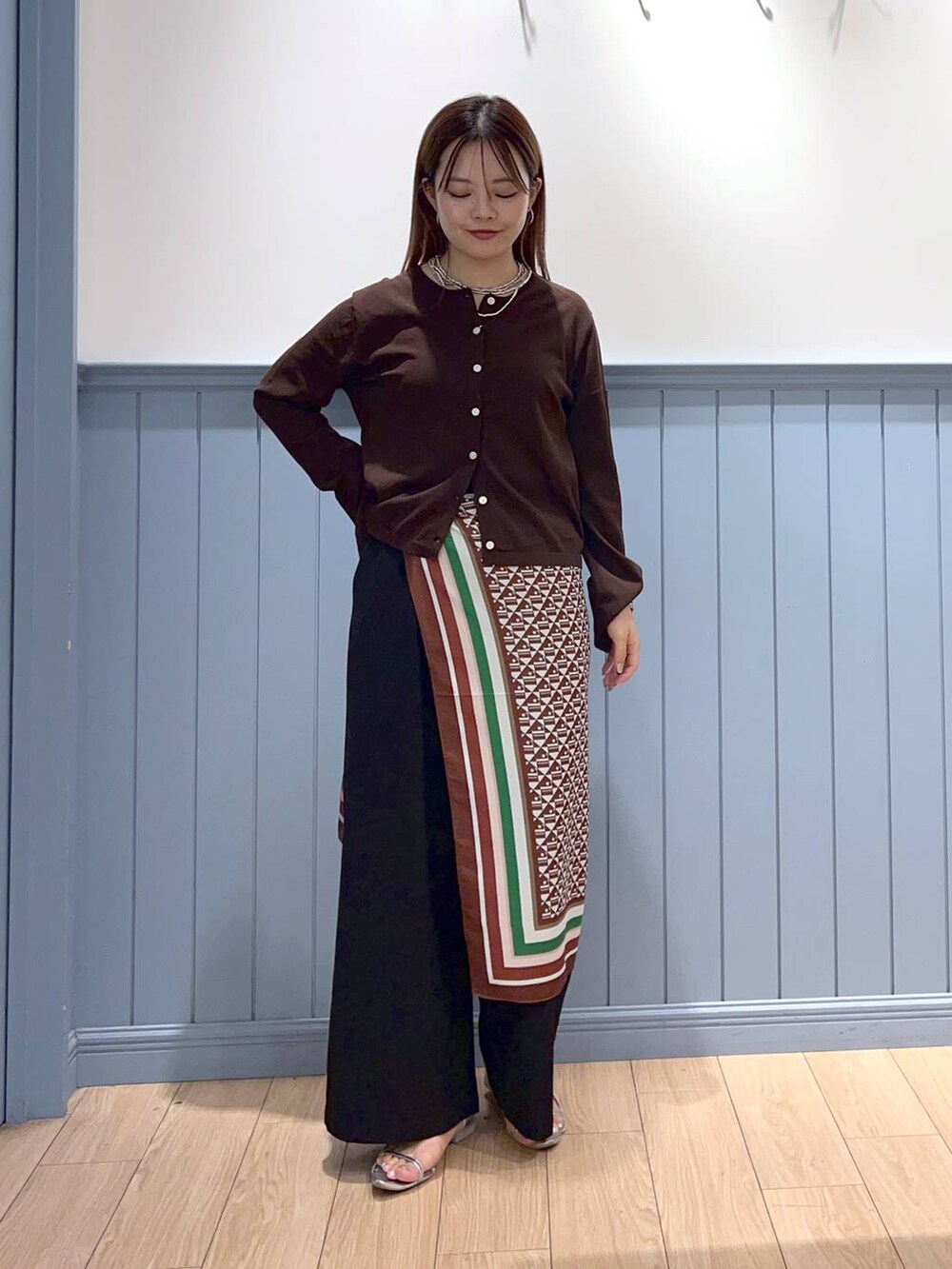 シルバー系のサンダル、ブラック系のその他パンツ、ブラウン系のカーディガン/ボレロを着用したレディースの秋コーディネートの2枚目の写真