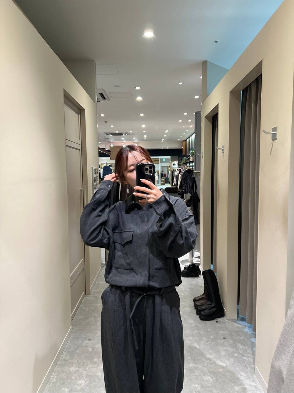 グレー系のサロペット/オーバーオール、ブラウン系のサンダルを着用したレディースの秋コーディネートの3枚目の写真