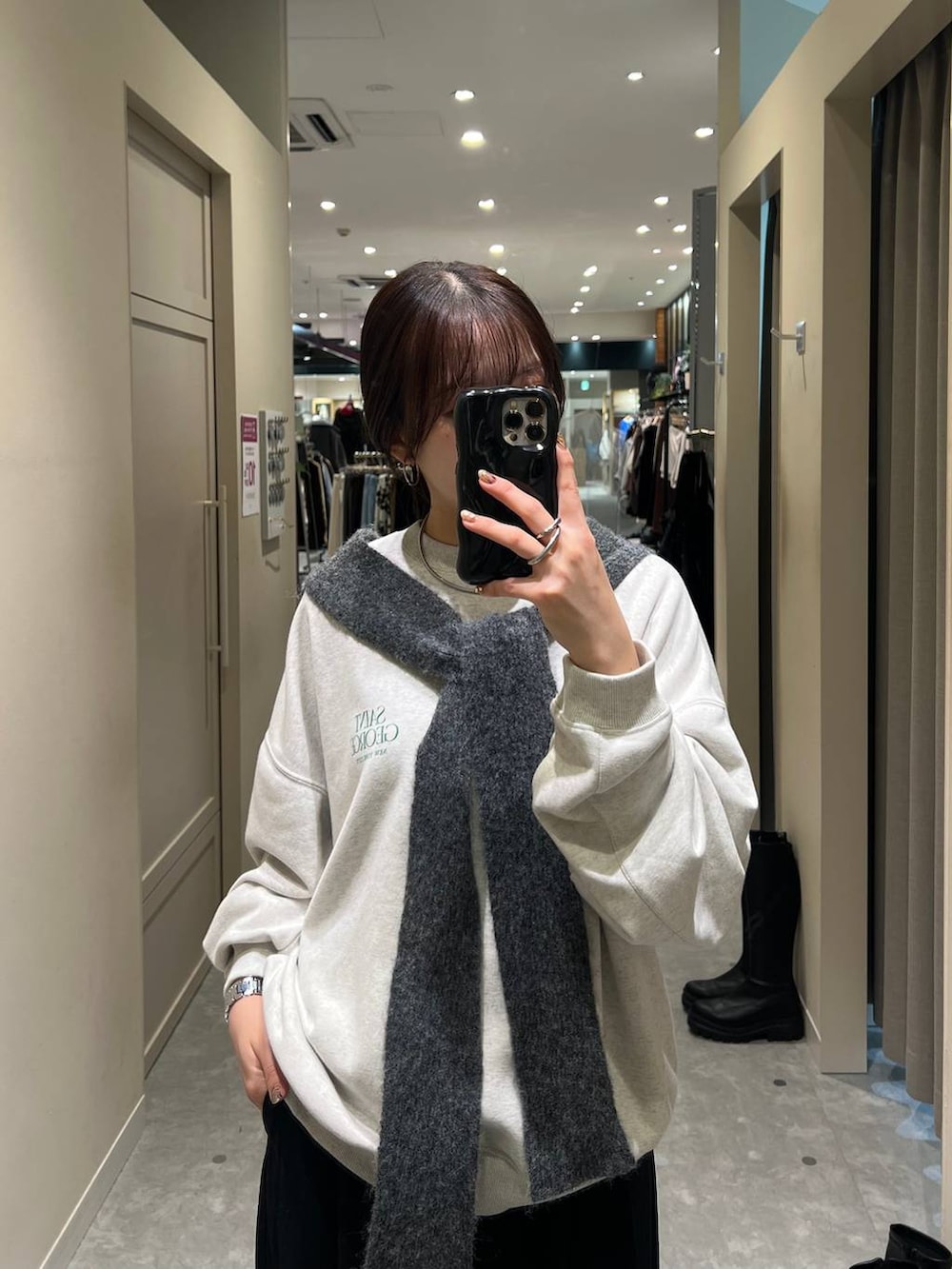 グレー系のスウェット、グレー系のマフラーを着用したレディースの秋コーディネートの3枚目の写真