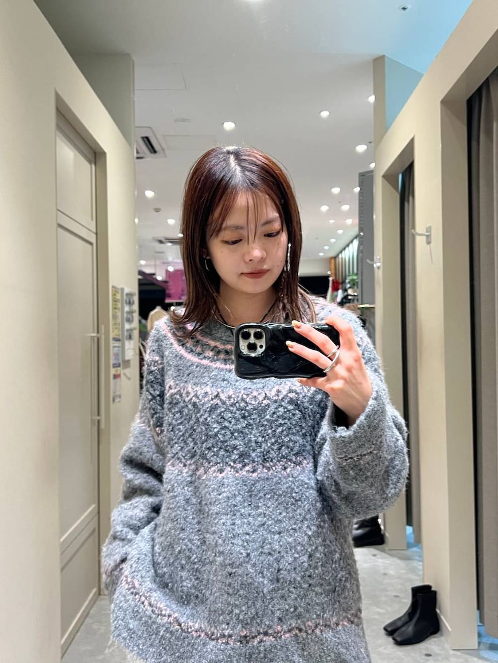 ホワイト系のスカート、グレー系のニット/セーターを着用したレディースの冬コーディネートの3枚目の写真