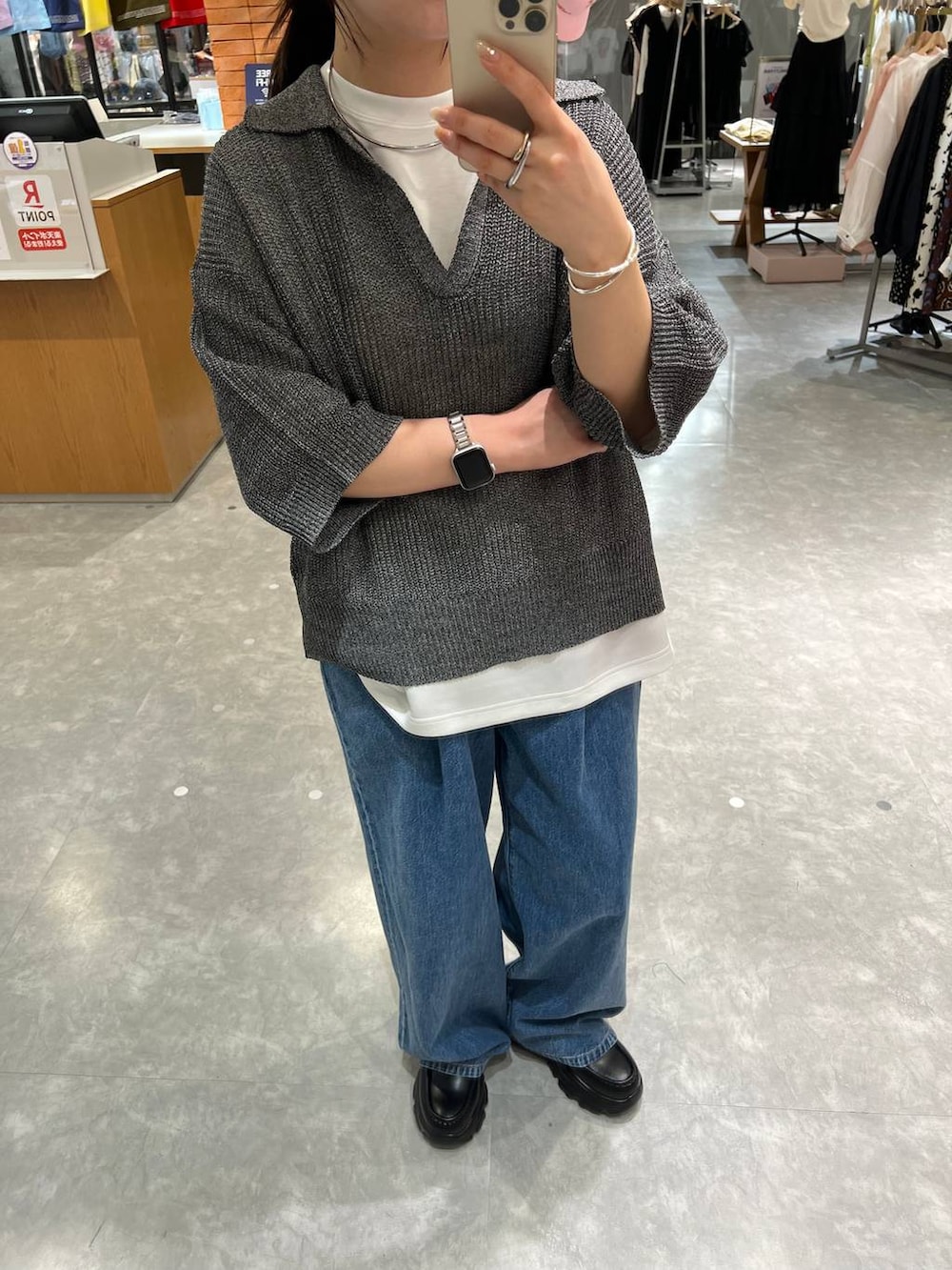ブラック系のローファー、ブルー系のデニムパンツ、ホワイト系のTシャツ/カットソーを着用したレディースの春コーディネートの2枚目の写真