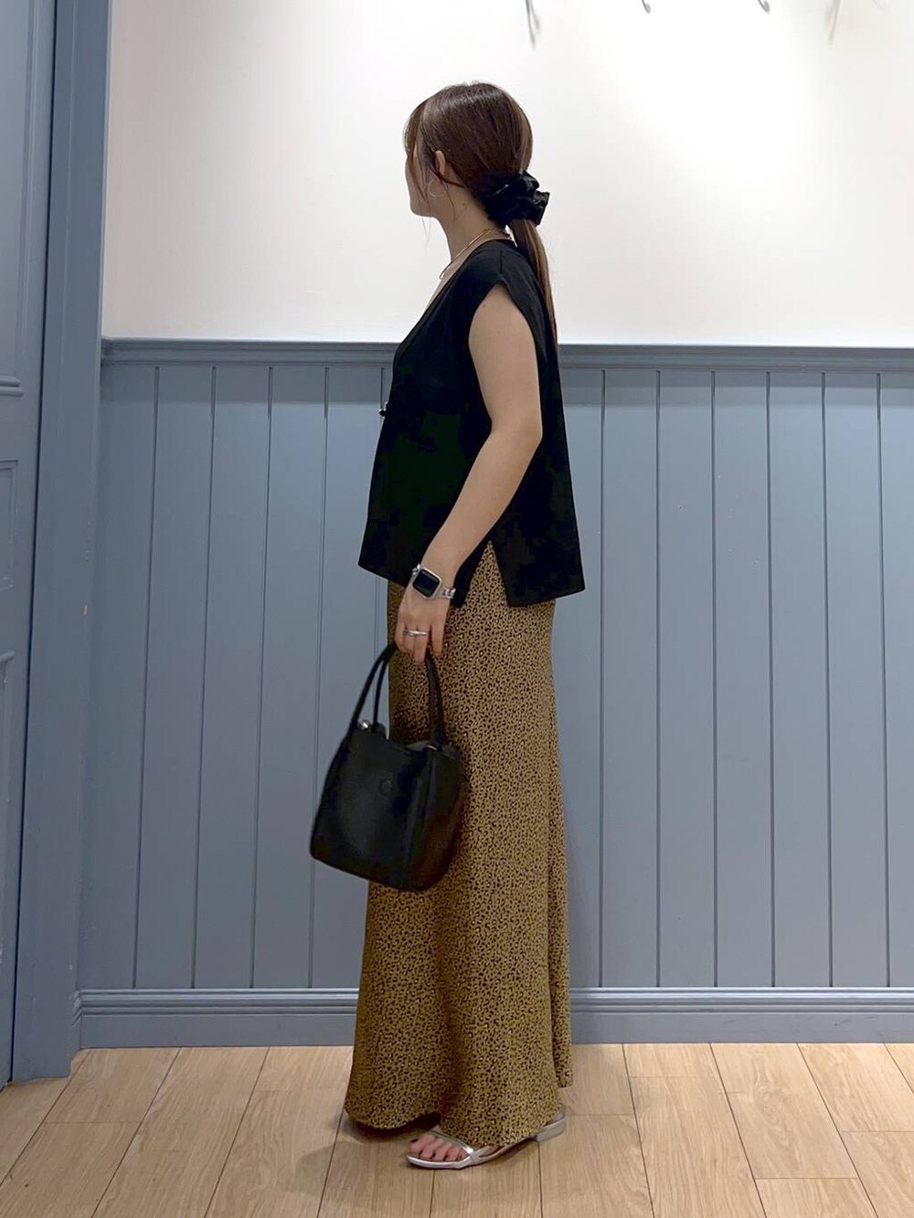 シルバー系のサンダル、その他のスカート、ブラック系のショルダーバッグを着用したレディースの夏コーディネートの4枚目の写真