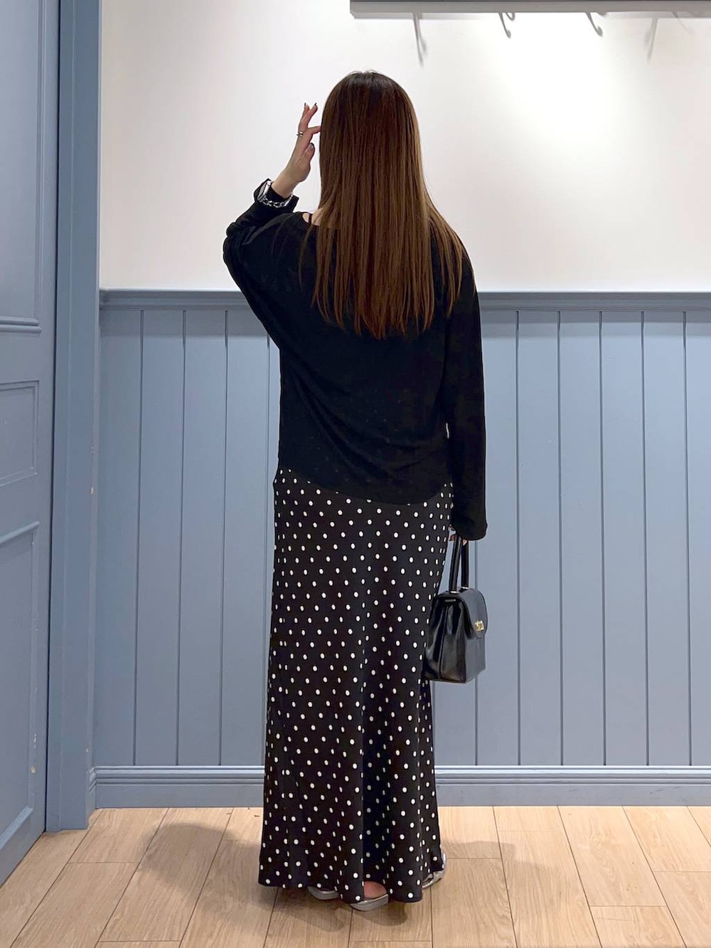 シルバー系のサンダル、ブラック系のスカート、ブラック系のTシャツ/カットソーを着用したレディースの秋コーディネートの5枚目の写真