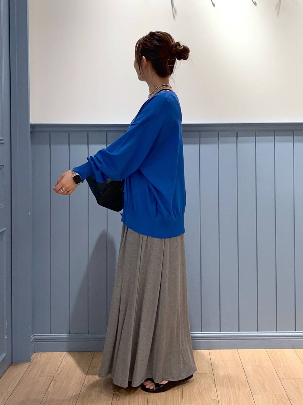 ブラック系のサンダル、ブルー系のカーディガン/ボレロ、ブラック系のショルダーバッグを着用したレディースの夏コーディネートの3枚目の写真