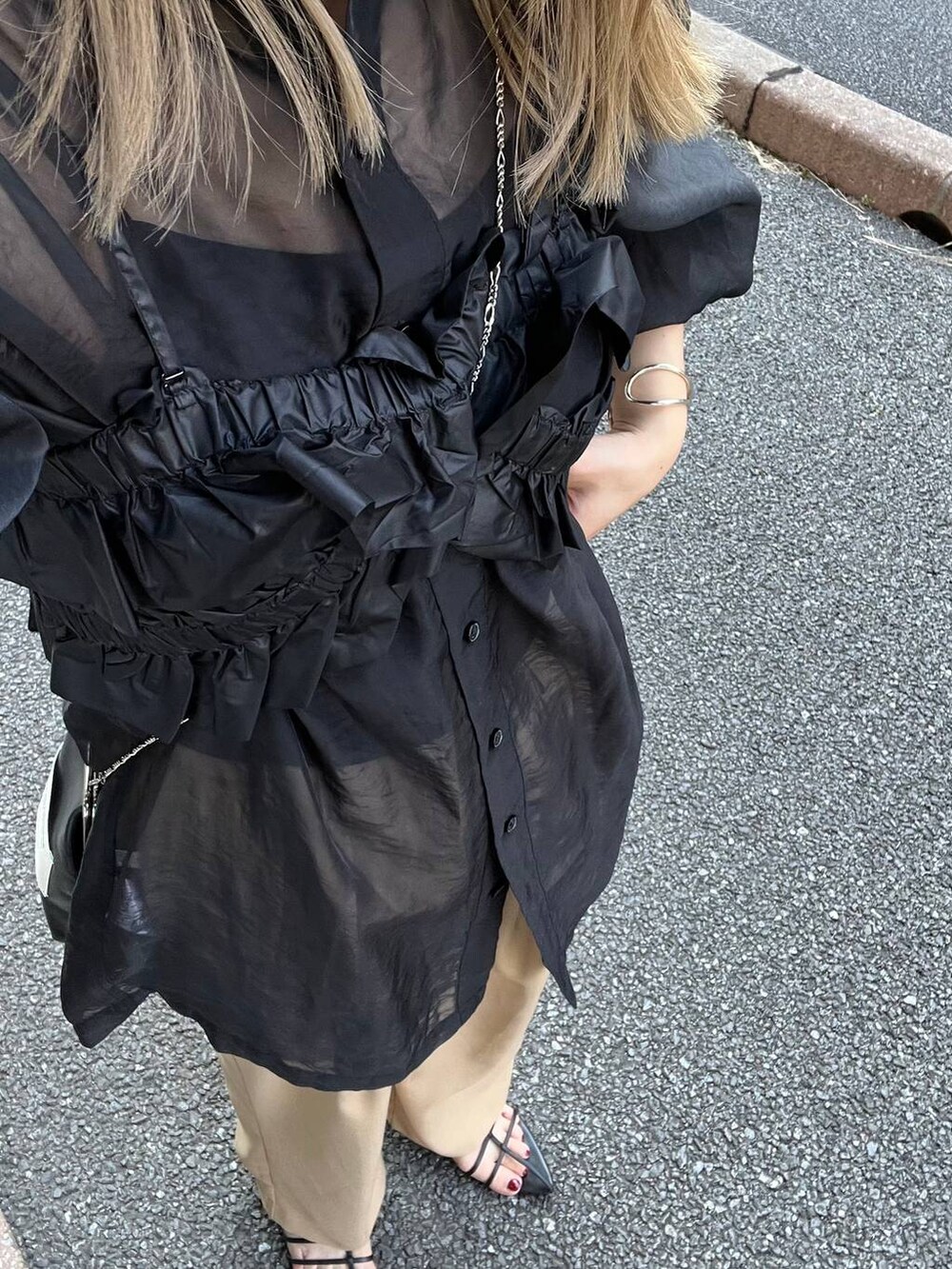 ブラック系のその他トップスを着用したレディースの夏コーディネートの2枚目の写真