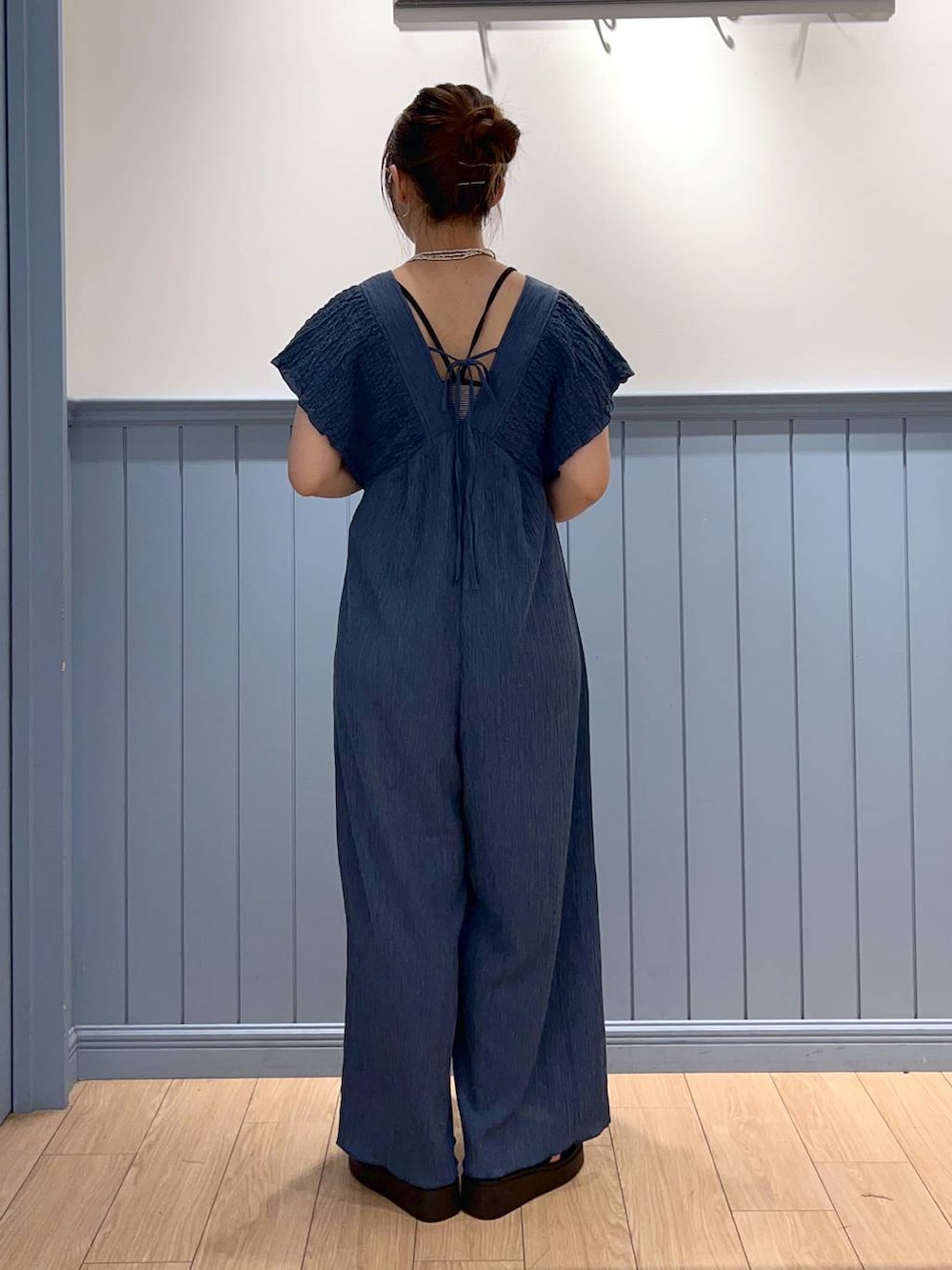 その他のTシャツ/カットソー、ブラック系のサンダル、ブルー系のサロペット/オーバーオールを着用したレディースの夏コーディネートの4枚目の写真