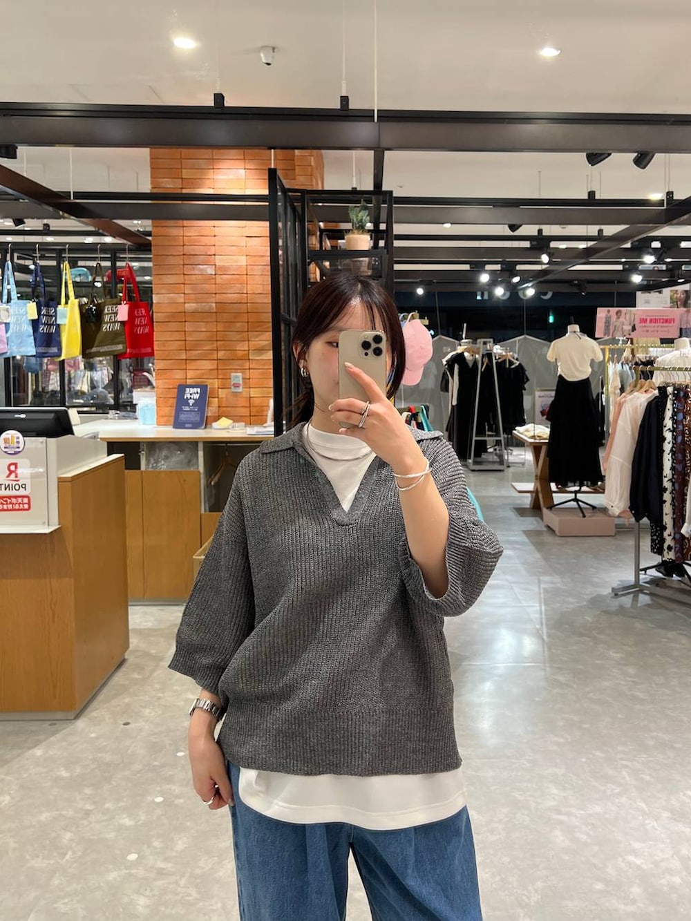 ブラック系のローファー、ブルー系のデニムパンツ、ホワイト系のTシャツ/カットソーを着用したレディースの春コーディネートの3枚目の写真
