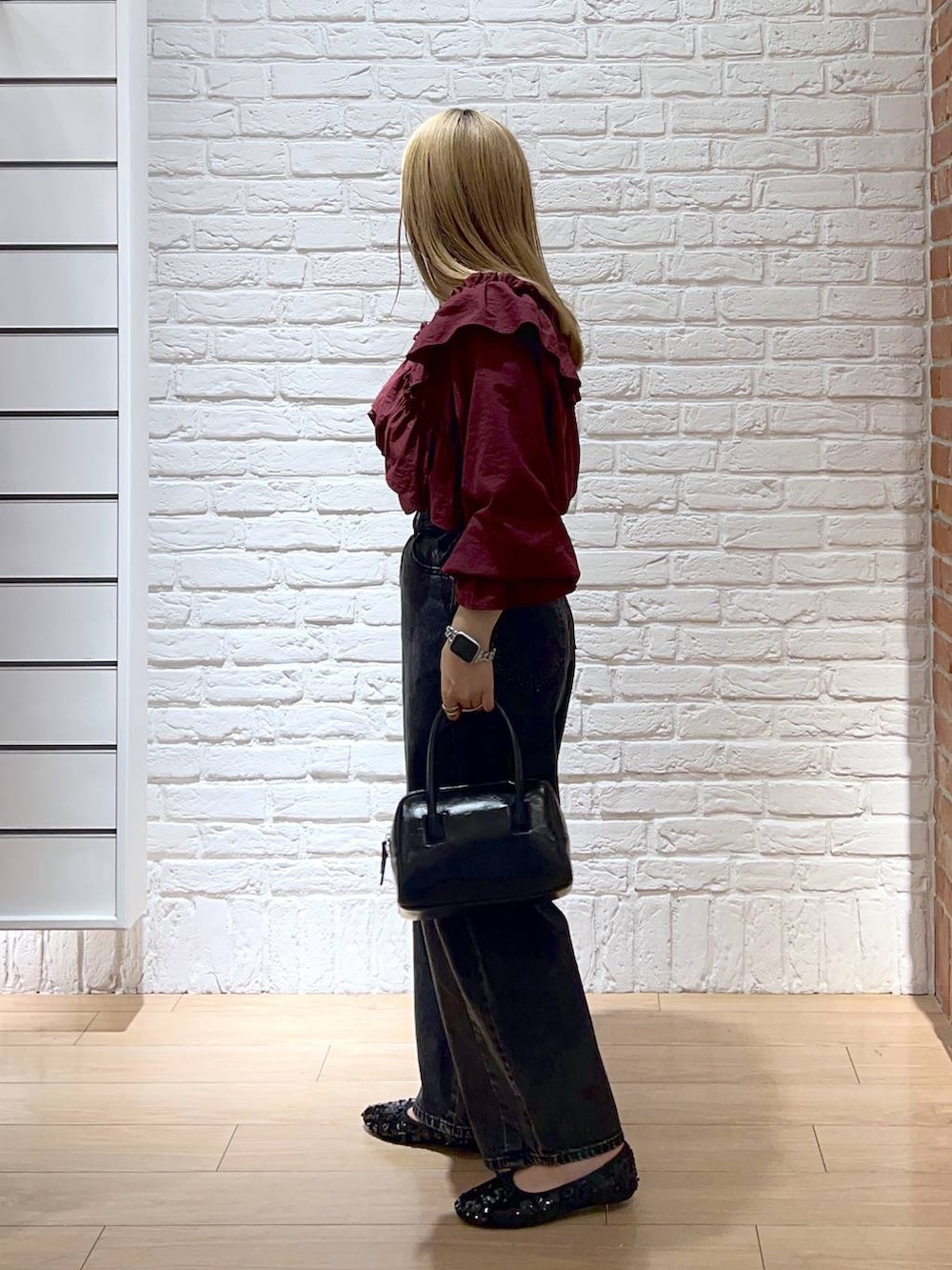 レッド系のシャツ/ブラウス、ブラック系のデニムパンツ、ブラック系のバレエシューズを着用したレディースの秋コーディネートの2枚目の写真