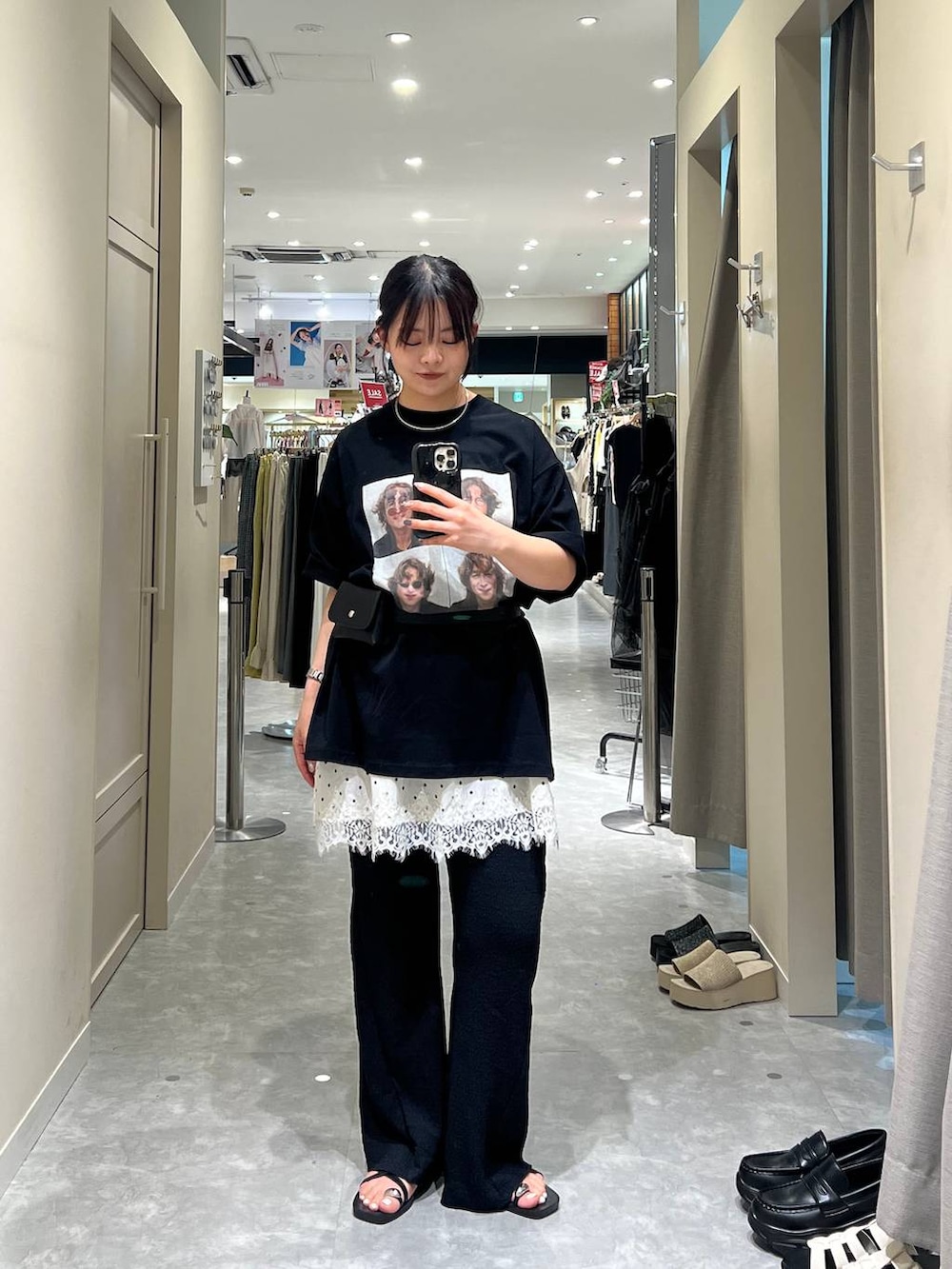 ブラック系のサンダル、ブラック系のその他パンツ、ブラック系のTシャツ/カットソーを着用したレディースの夏コーディネートの2枚目の写真