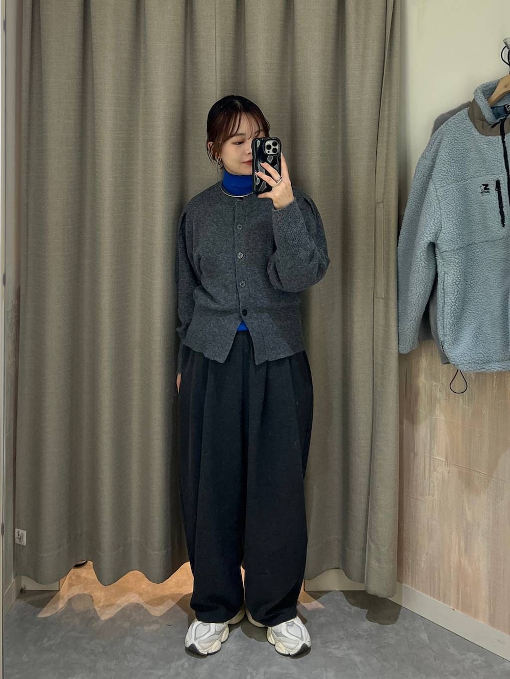 ブルー系のニット/セーター、グレー系のカーディガン/ボレロを着用したレディースの秋コーディネートの2枚目の写真