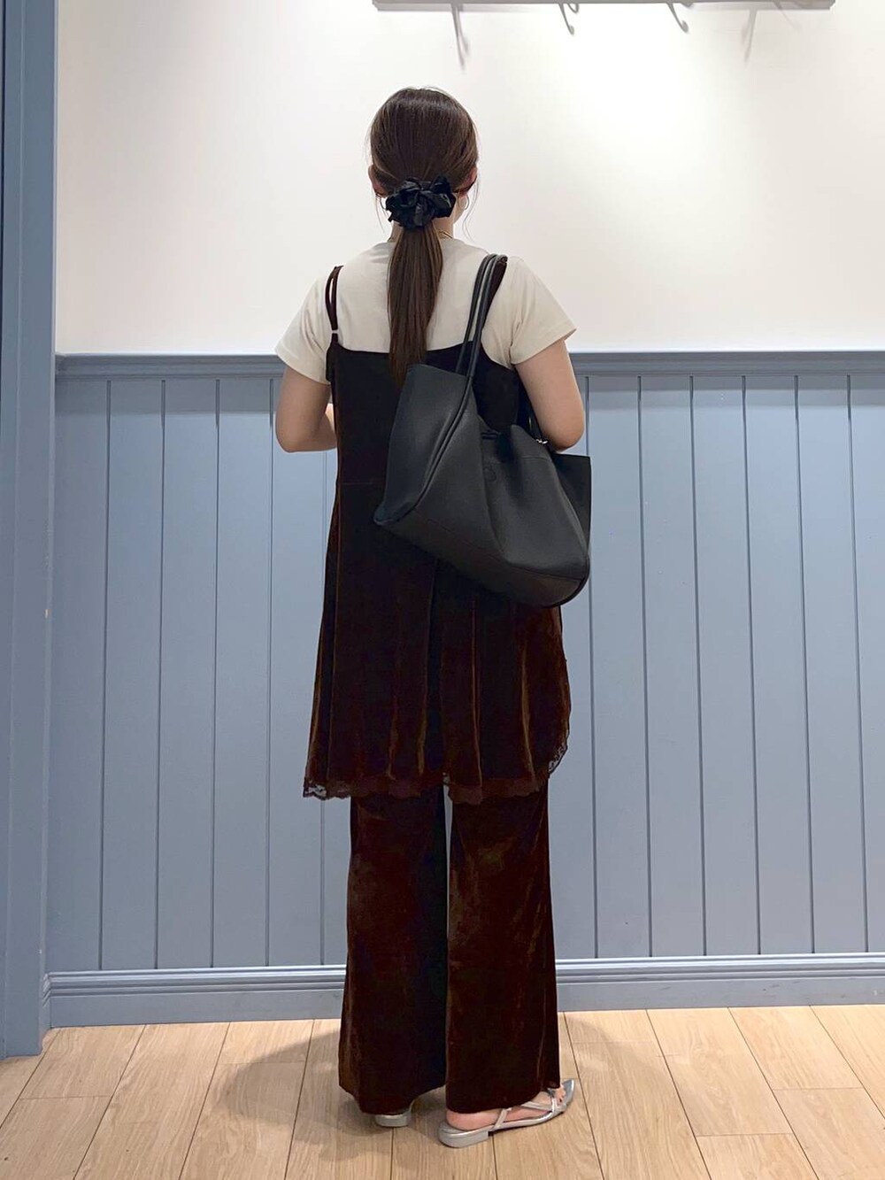 シルバー系のサンダル、ブラウン系のTシャツ/カットソー、ブラウン系のその他パンツを着用したレディースの夏コーディネートの5枚目の写真