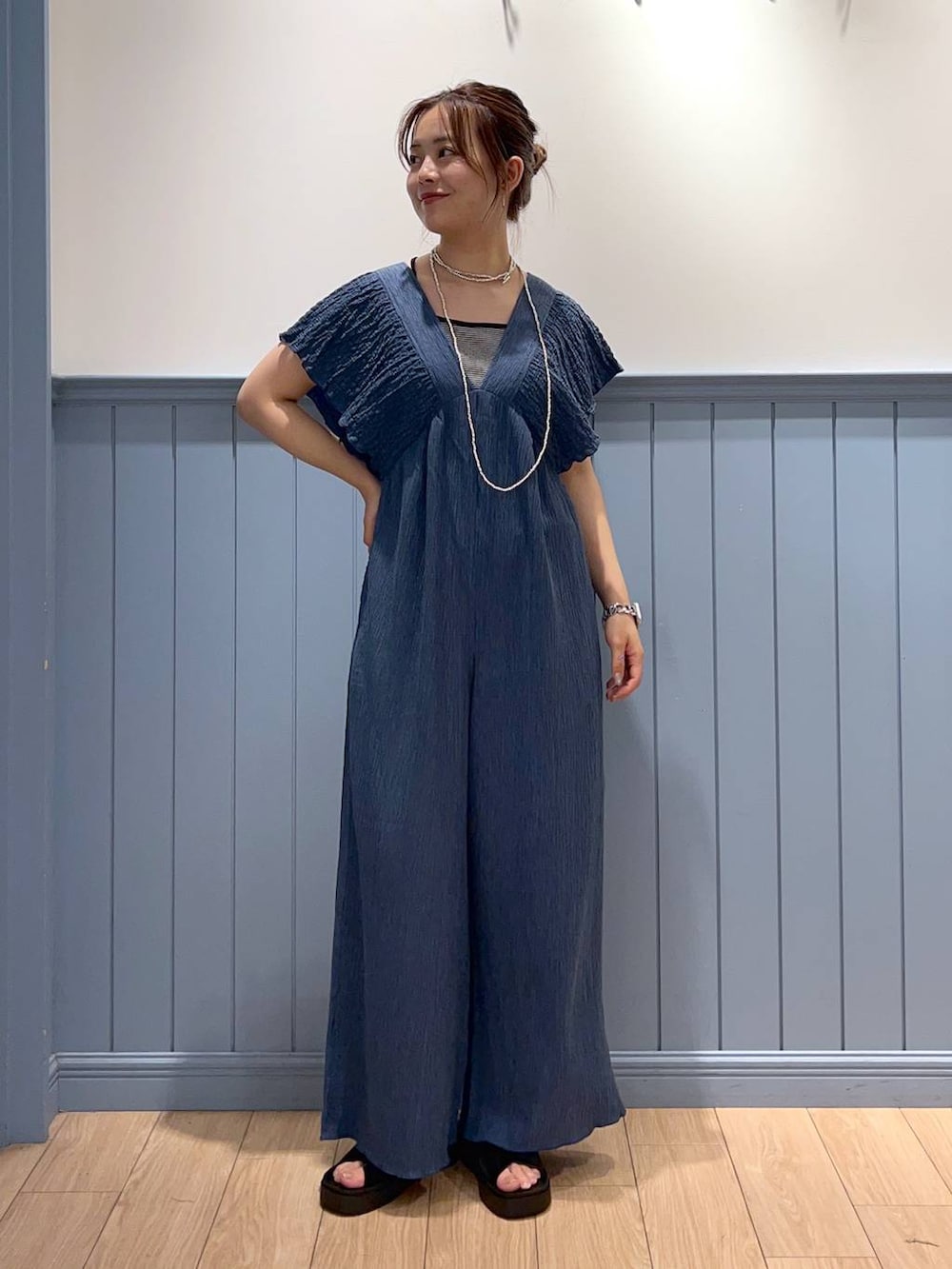 その他のTシャツ/カットソー、ブラック系のサンダル、ブルー系のサロペット/オーバーオールを着用したレディースの夏コーディネートの2枚目の写真