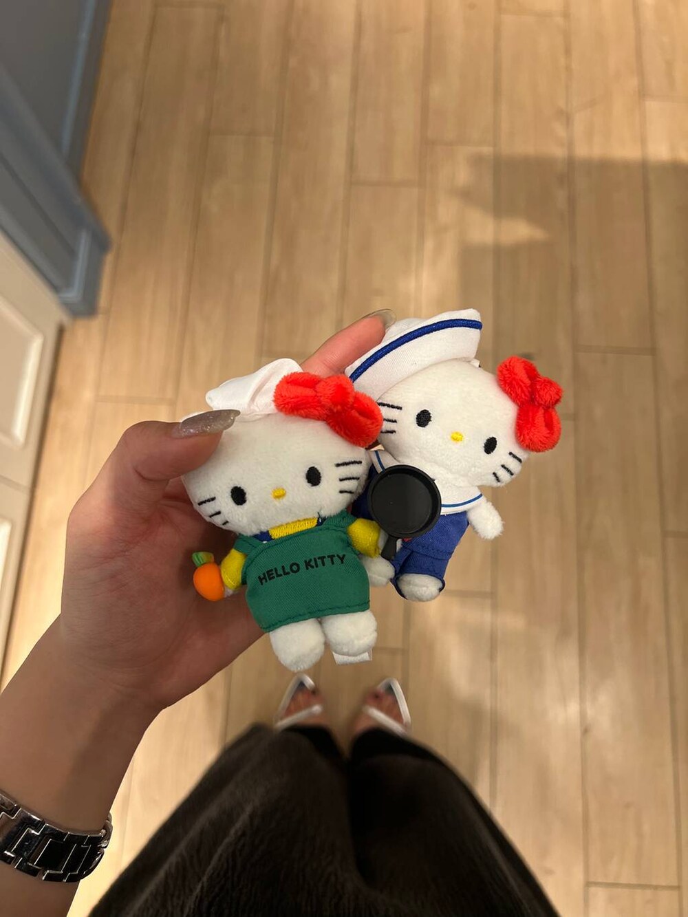 ブラウン系のボストンバッグを着用したレディースの夏コーディネートの9枚目の写真