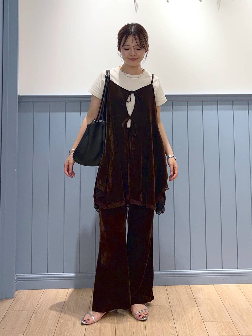 シルバー系のサンダル、ブラウン系のTシャツ/カットソー、ブラウン系のその他パンツを着用したレディースの夏コーディネートの2枚目の写真