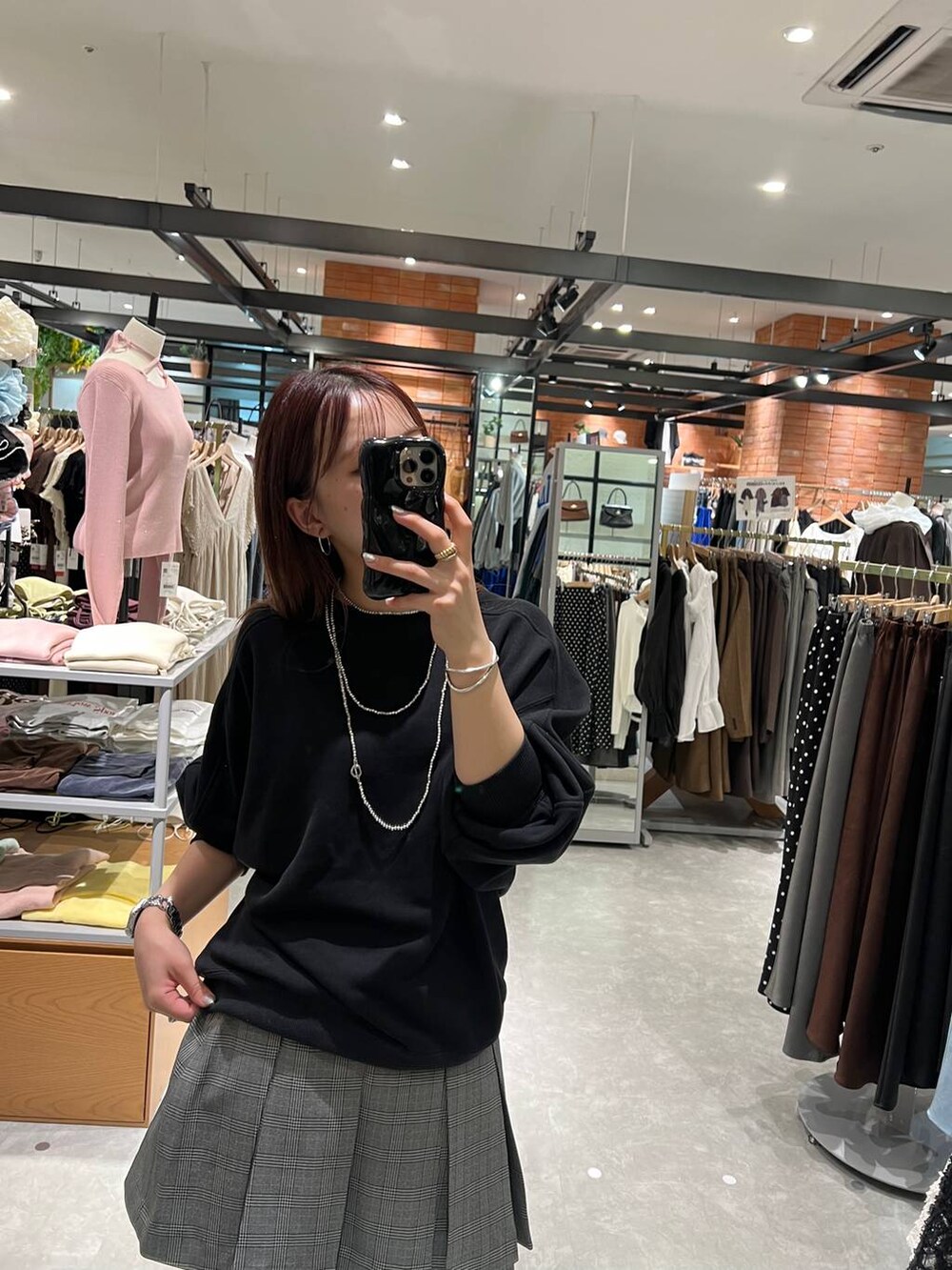 その他のその他パンツ、その他のスカート、ブラック系のスウェットを着用したレディースの秋コーディネートの2枚目の写真