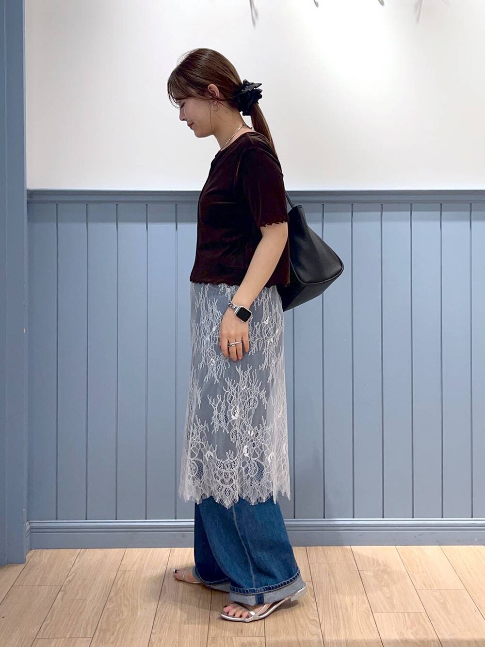 シルバー系のサンダル、ブルー系のデニムパンツ、ブラウン系のカーディガン/ボレロを着用したレディースの夏コーディネートの4枚目の写真