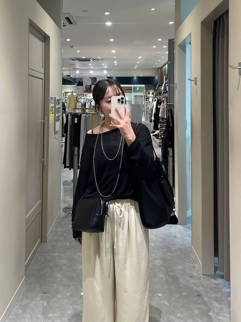 ブラック系のサンダル、ブラック系のTシャツ/カットソー、イエロー系のその他パンツを着用したレディースの春コーディネートの3枚目の写真